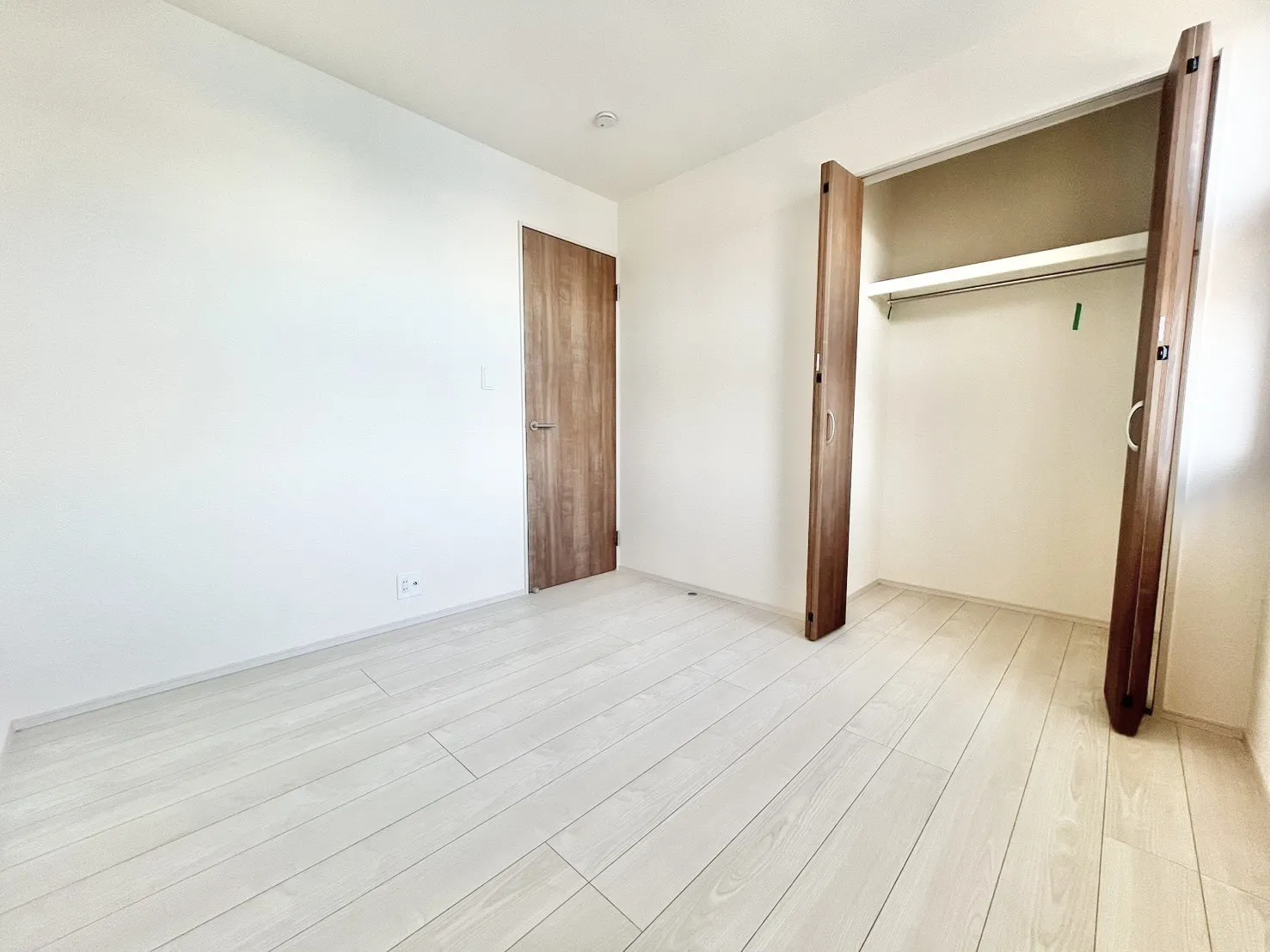 ☆2号棟　南側5.25畳洋室☆