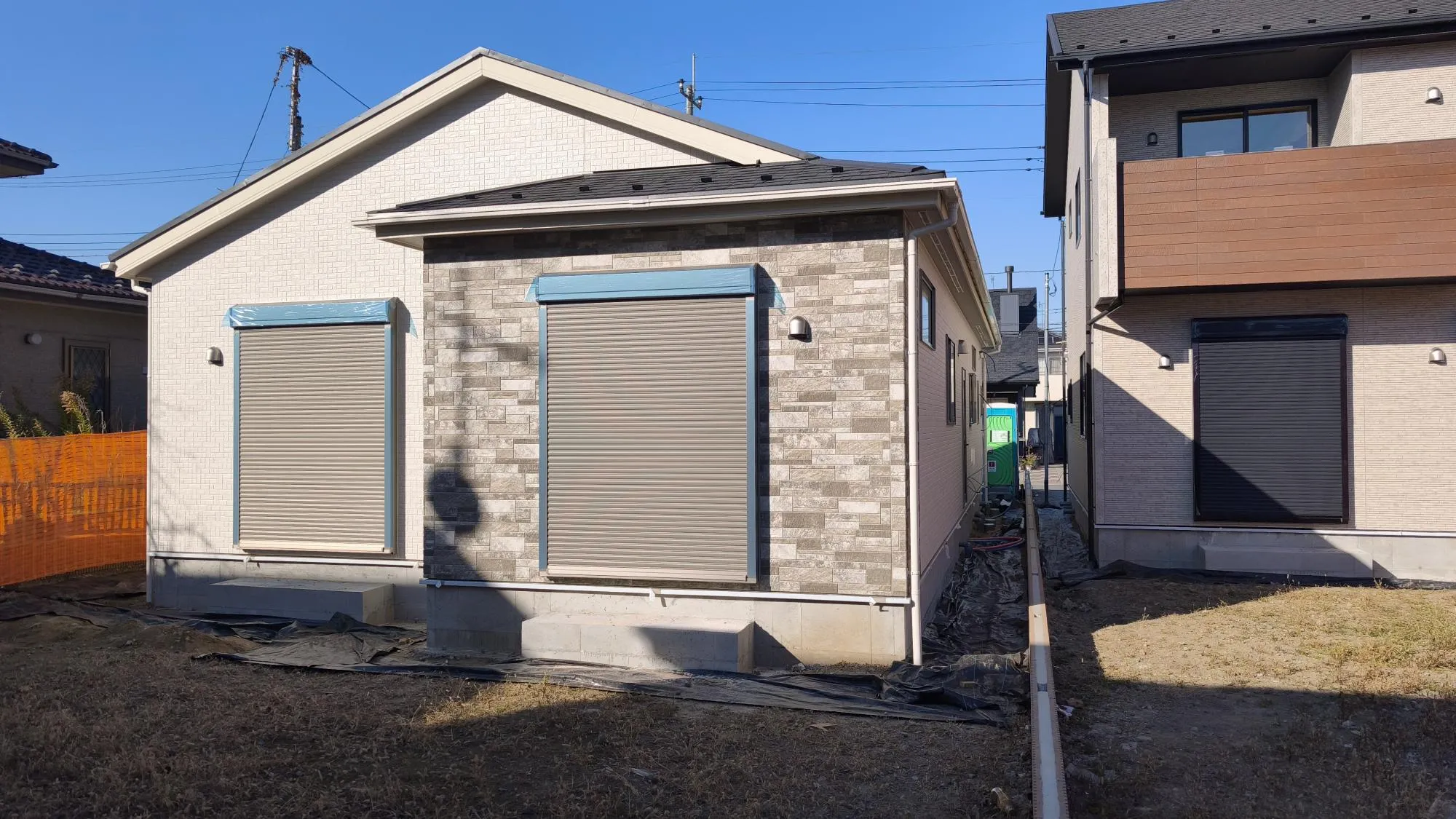 【1号棟】外観のカラーに合わせたシャッターは標準装備!