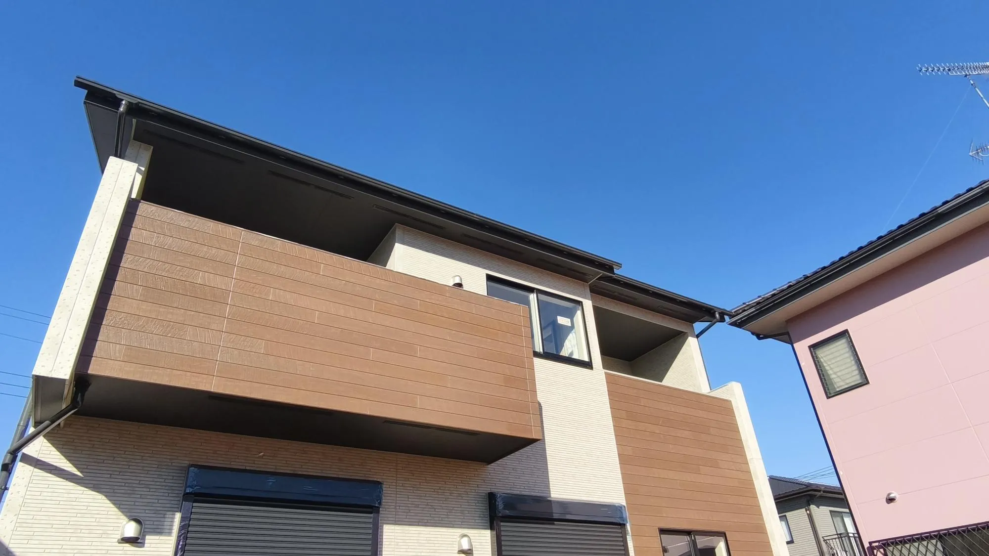 【2号棟】南向きで陽当たりのよいバルコニーが魅力的な2号棟