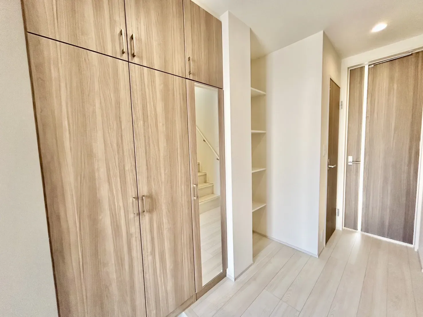 【玄関収納】シューズボックスに加え、
4段固定棚付きです!