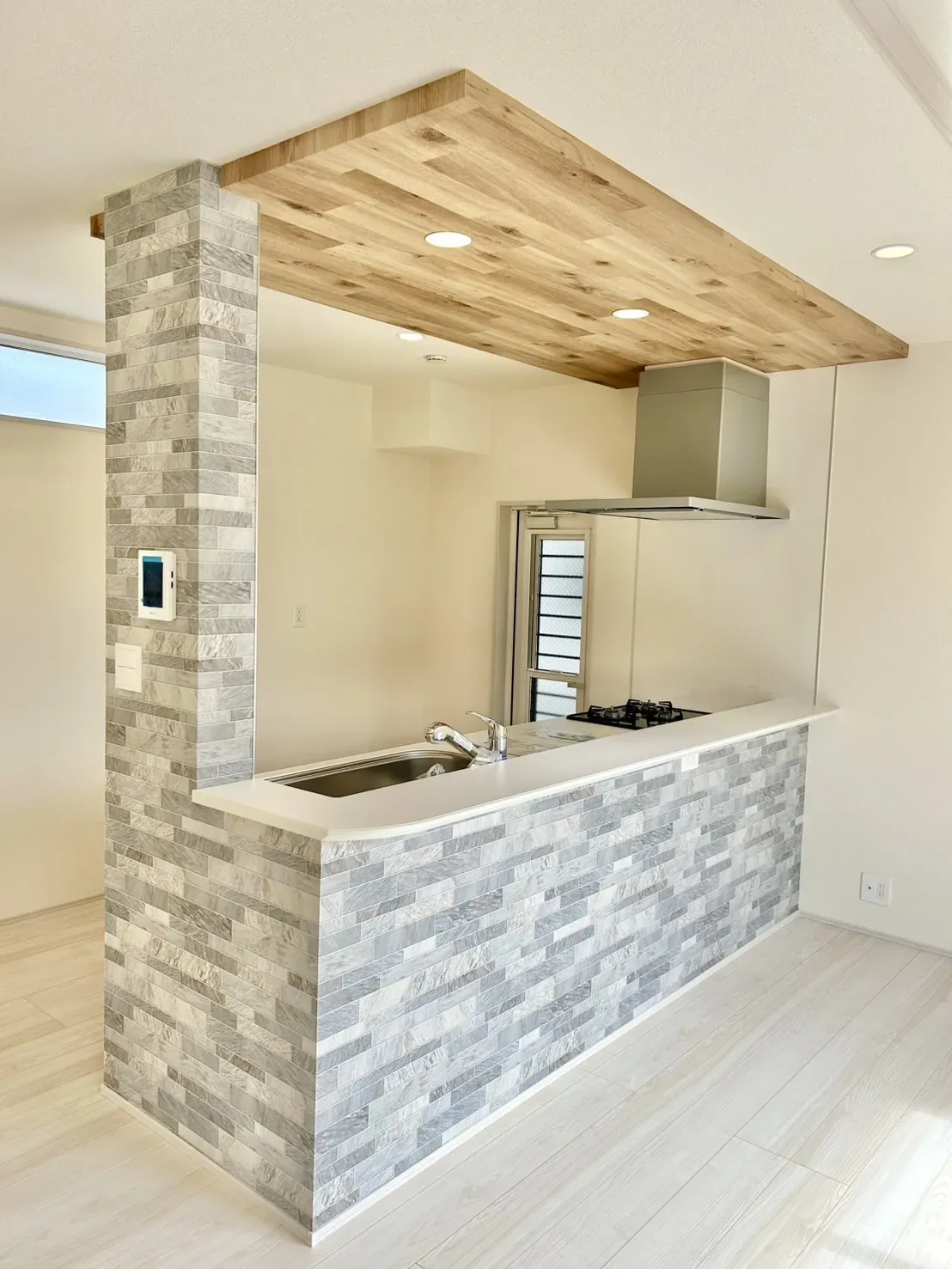 【キッチン】フルオープン対面キッチンで、リビングのご家族との会話がしやすいです!