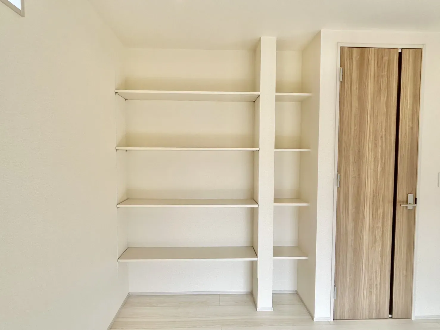 【リビング収納】
4段固定棚は日用品などの収納に便利です!