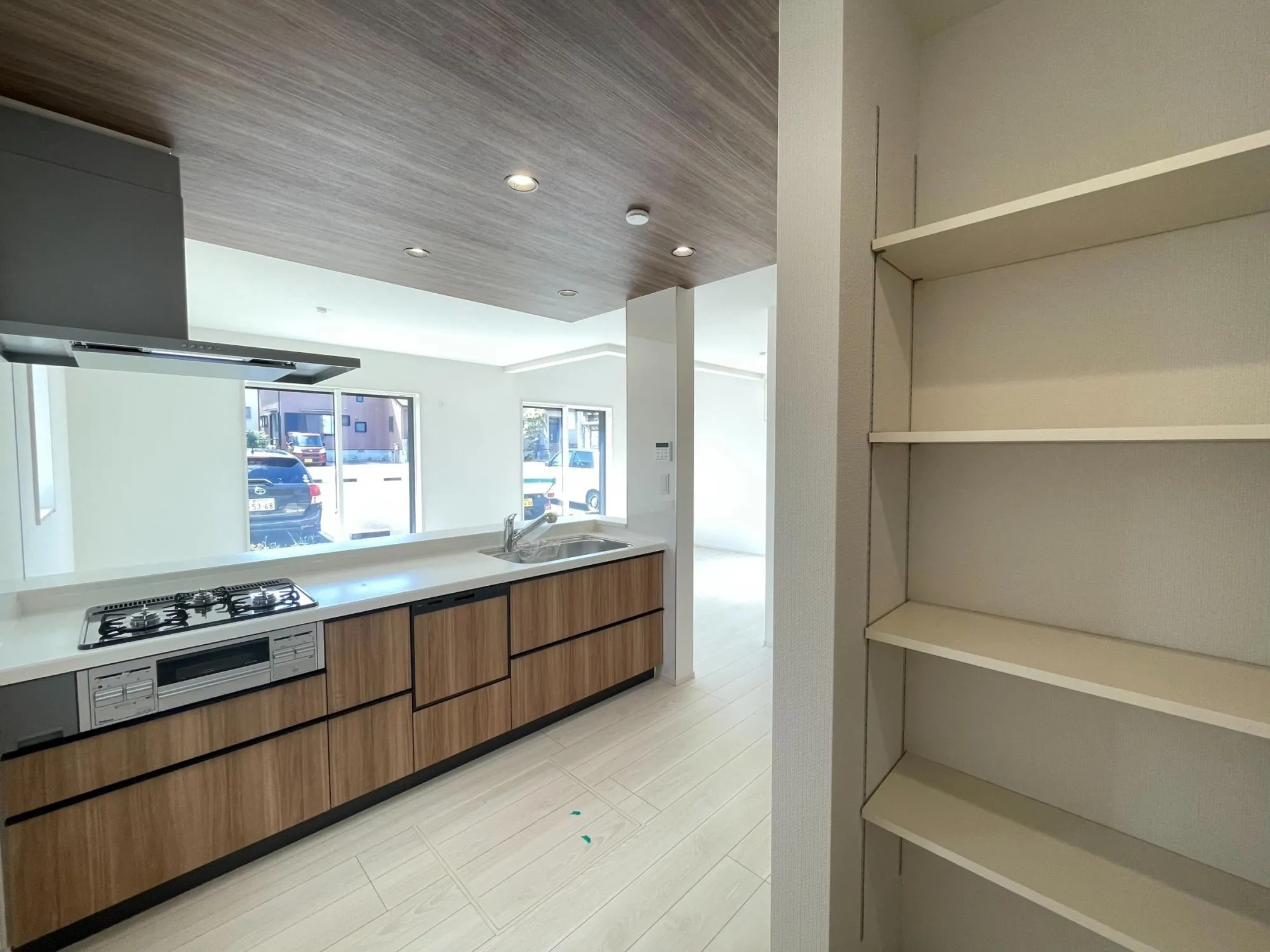 すぐ後ろに収納を設置した家事ラクなキッチン