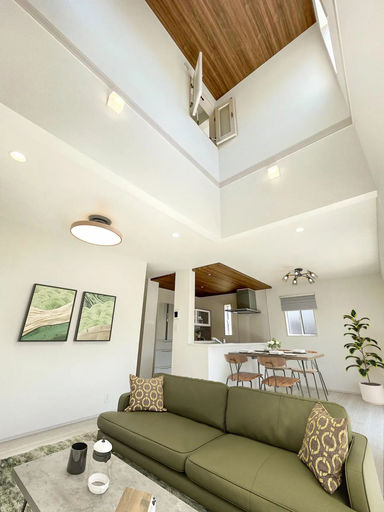 吹抜天井にアクセントクロスを採用し、デザインにもこだわったリビング(※家具等をCGで加工しています。家具付き販売ではございません。) 