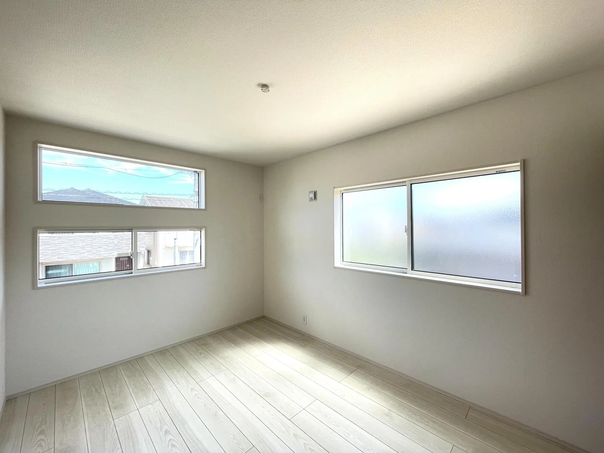 ワイドな2面採光で明るい洋室