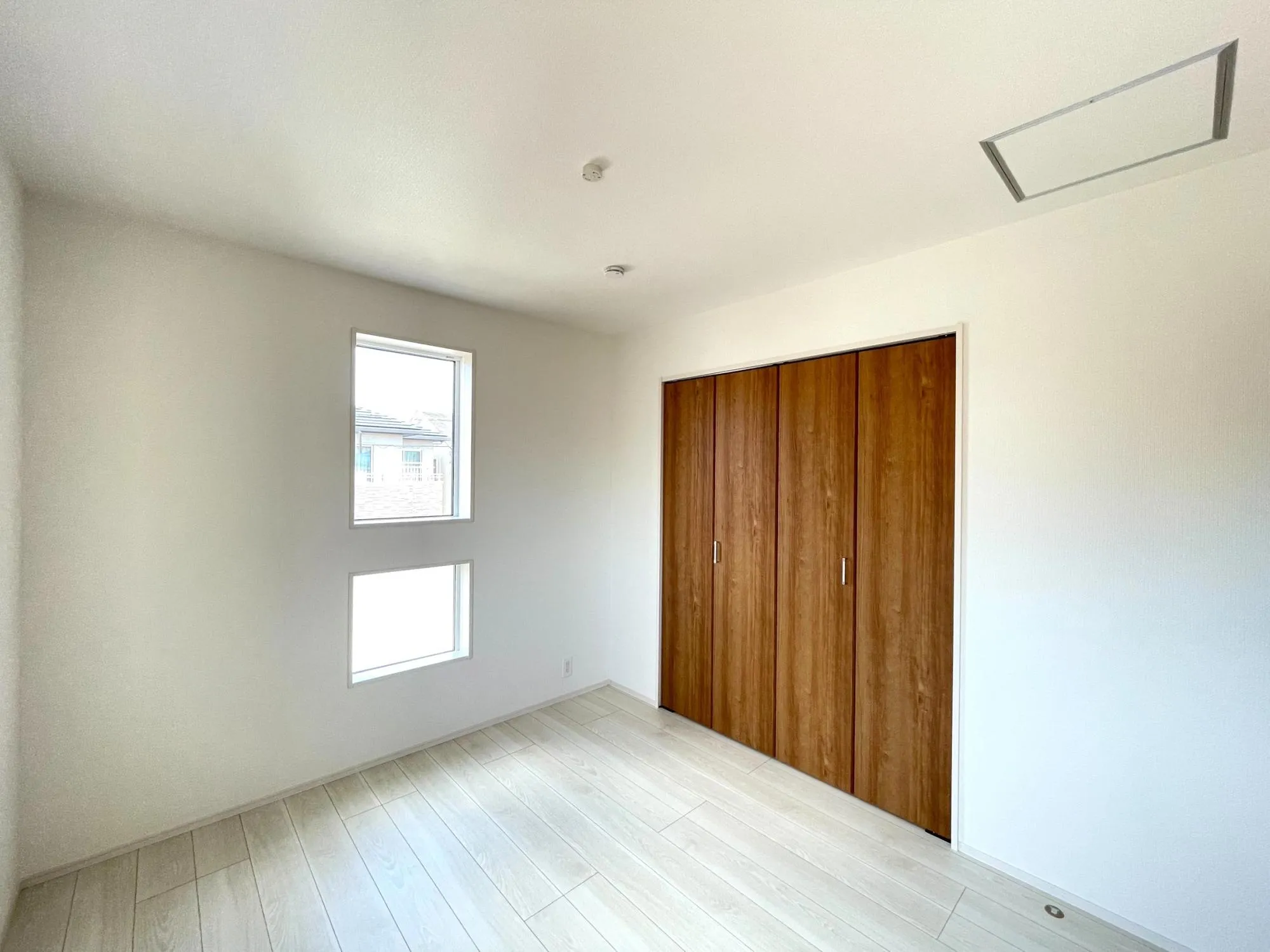 デザイン性のある窓付きの洋室