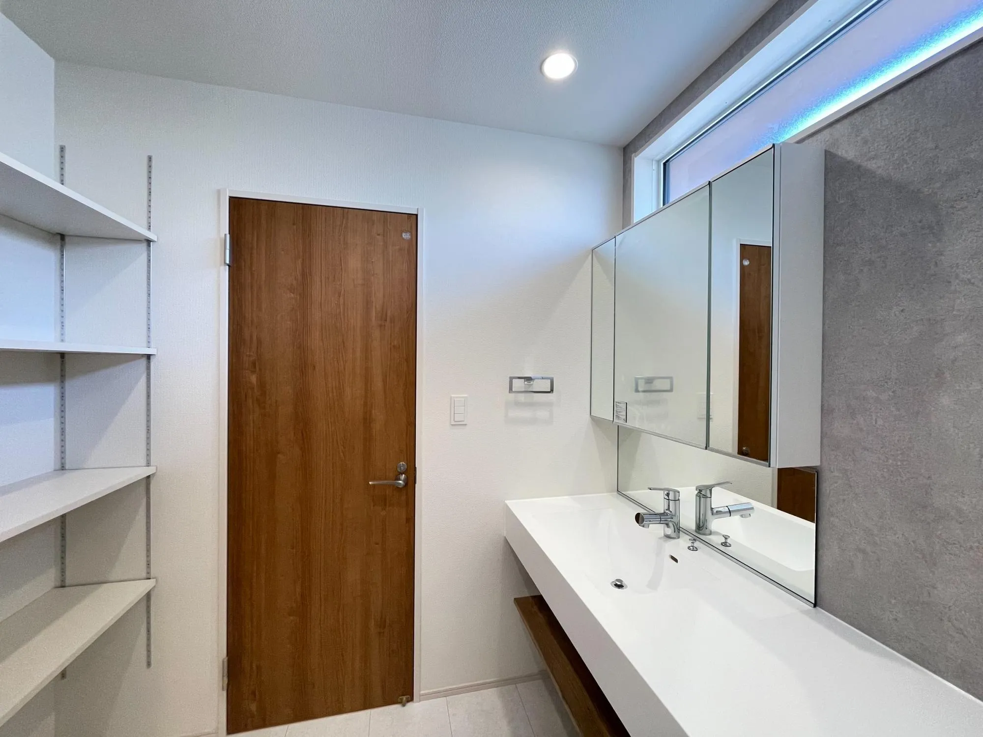 朝の混み合う時間でも並んで支度できるワイドな洗面台