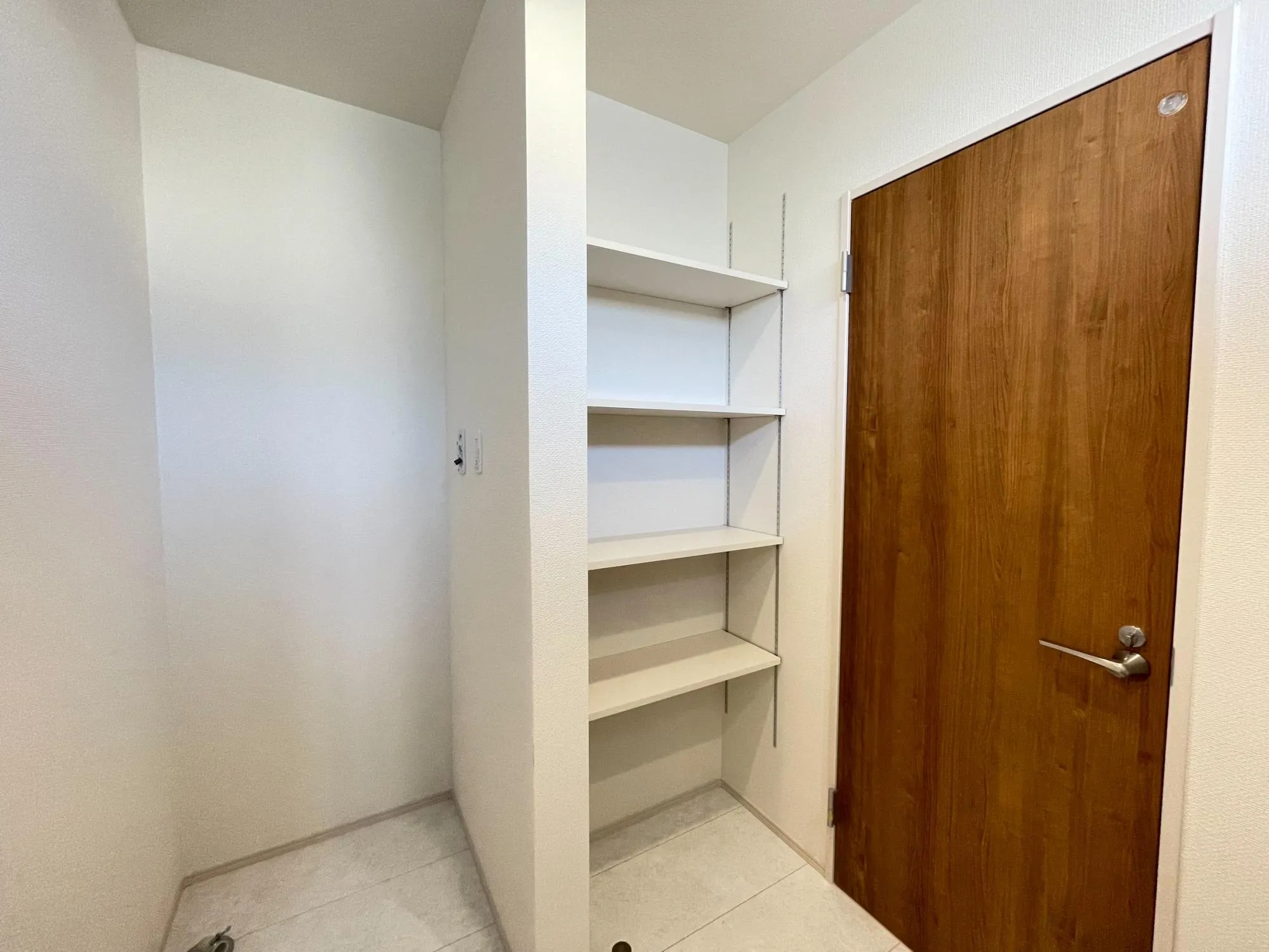 何かとモノが増える洗面室に可動棚を設置