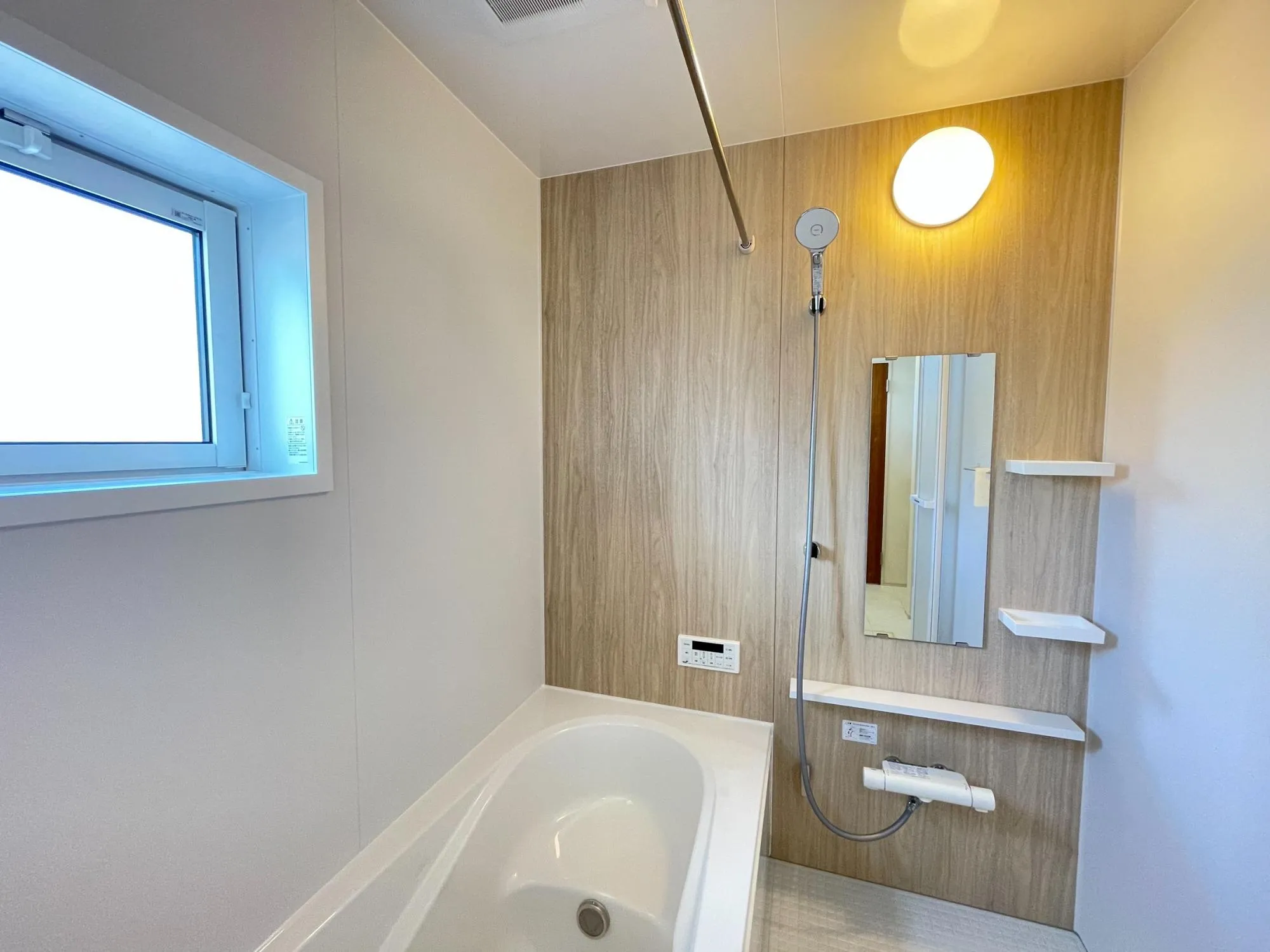 アクセントパネルがかわいい浴室