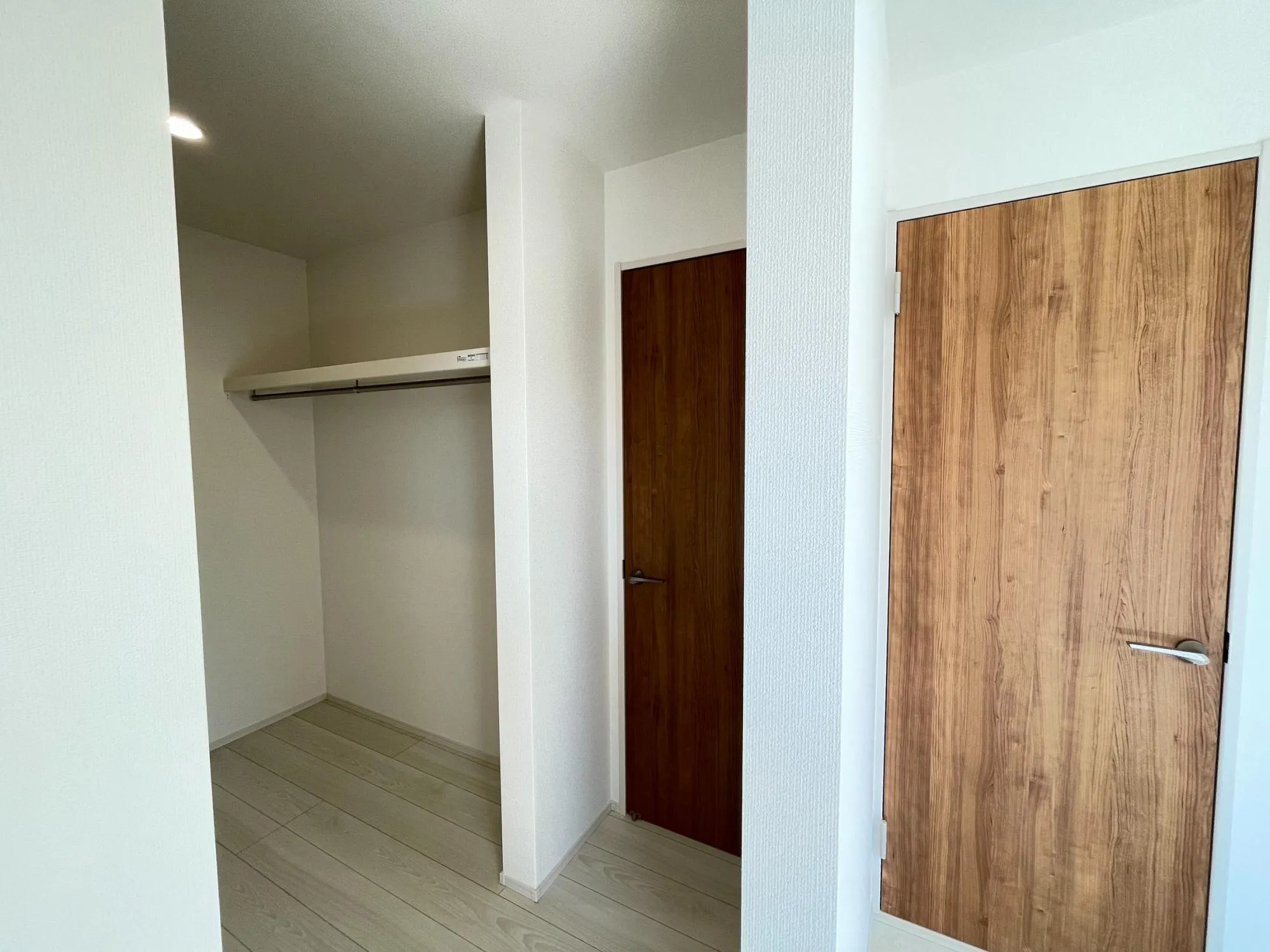 ウォークインクローゼットは廊下からも主寝室からも出入り可能