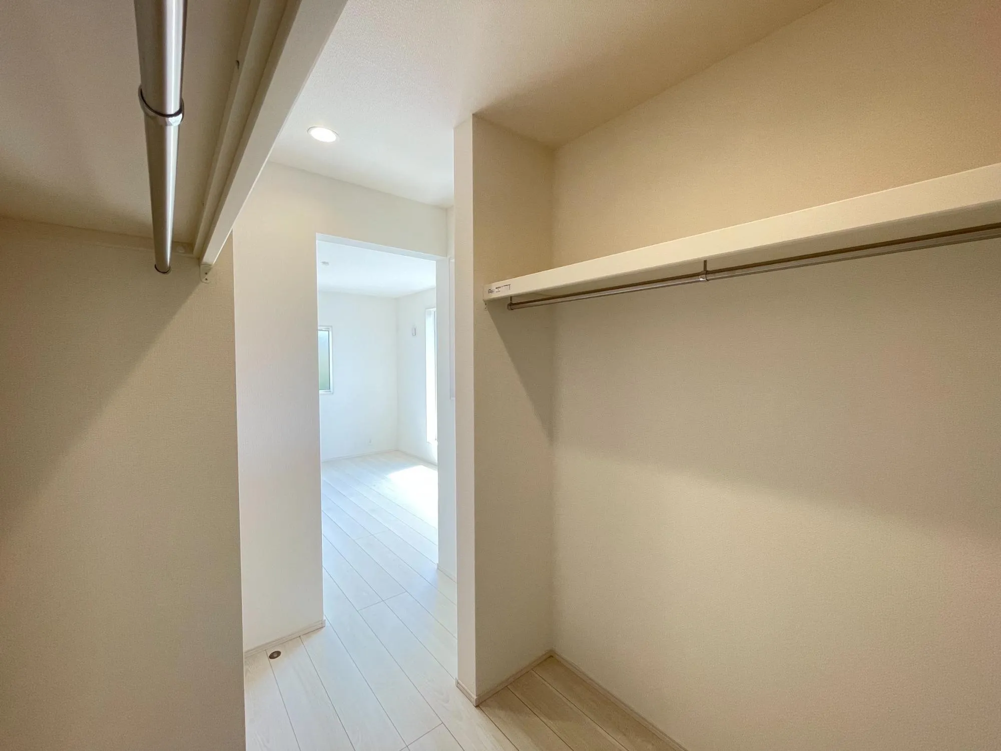 両面ハンガーパイプ付きのウォークインクローゼット