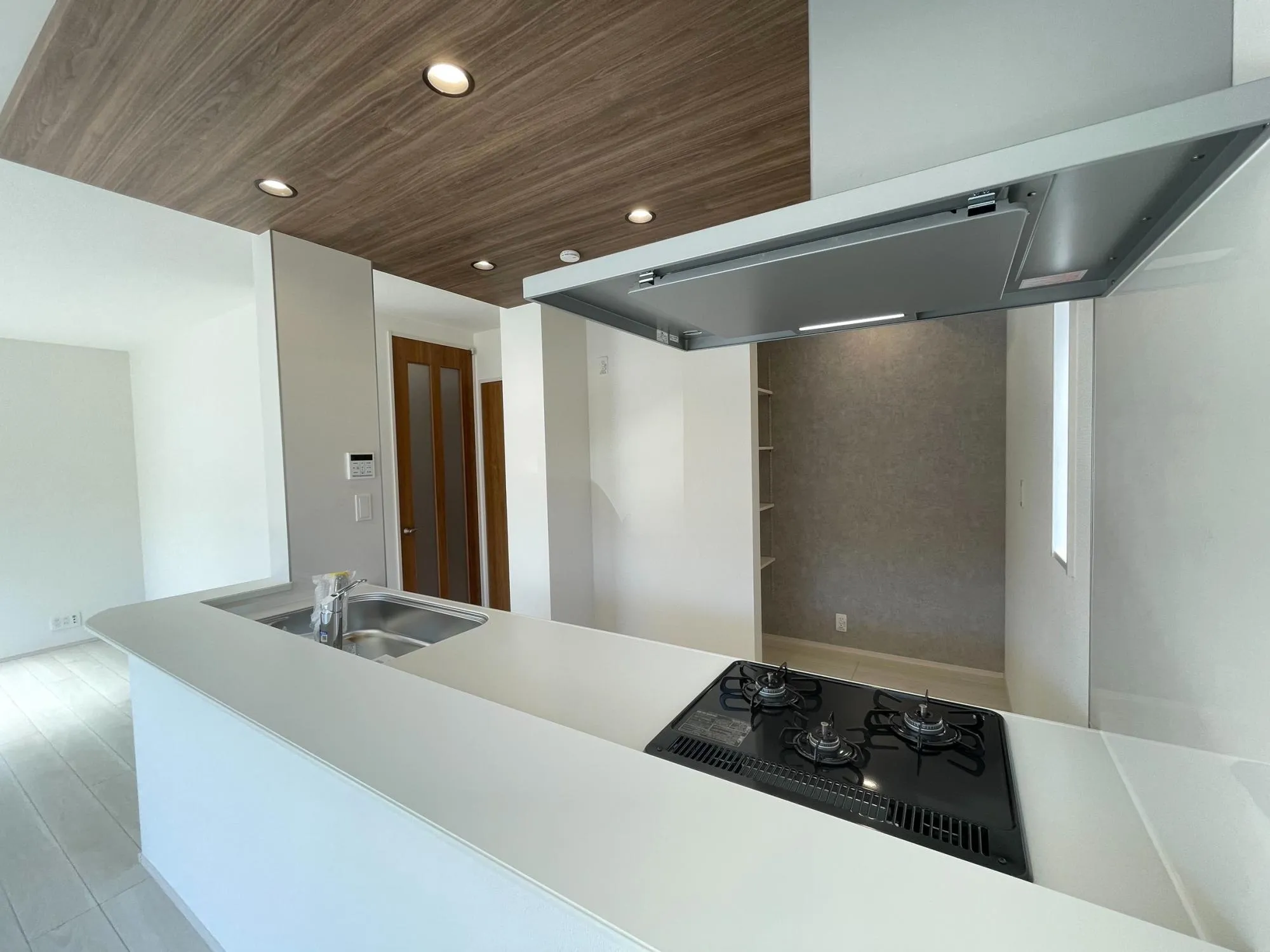 来客時にリビングからは見えにくい位置にあるキッチン収納スペース