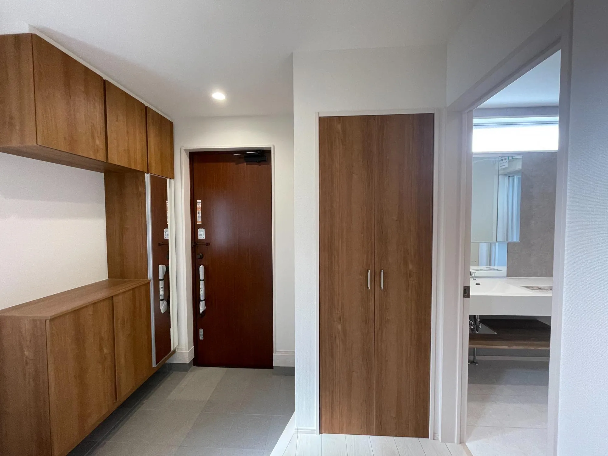 季節ものや掃除機など片付けられる玄関収納!帰宅後すぐに手を洗いに行ける動線も確保!