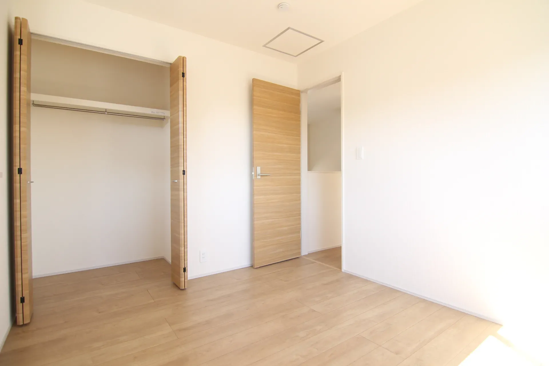 日当たり◎な洋室①