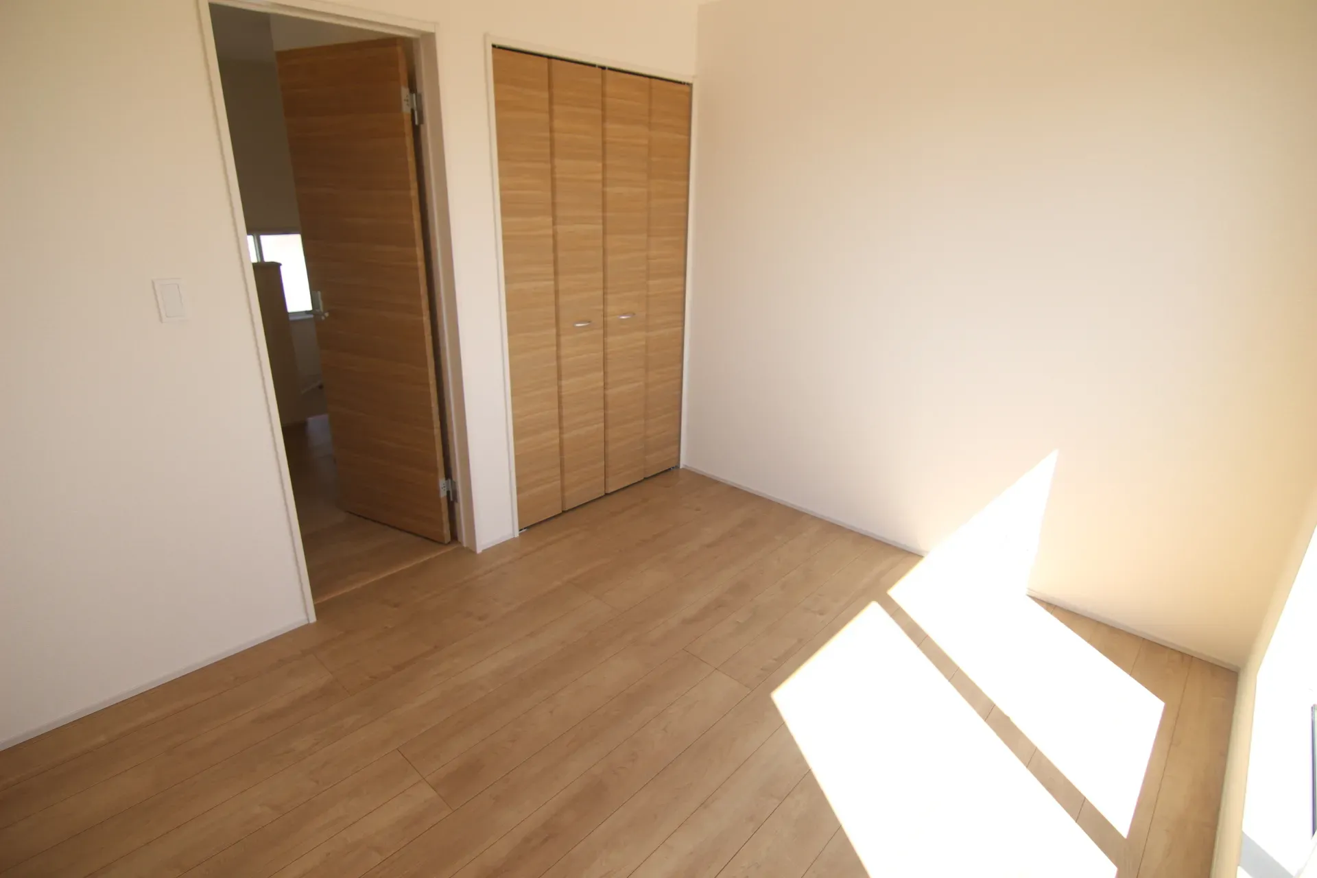 バルコニー出入り可能な洋室②