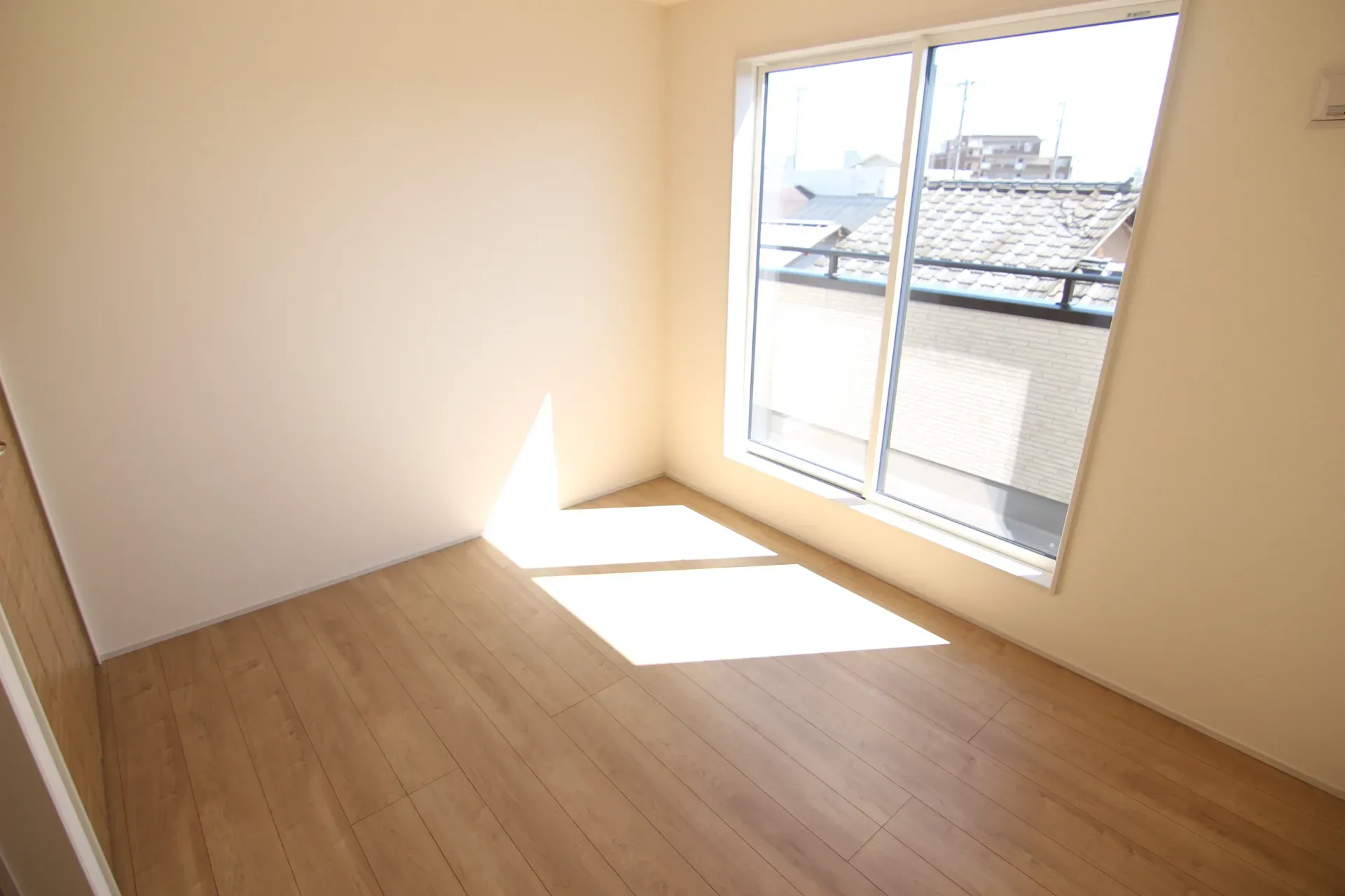 バルコニー出入り可能な洋室②