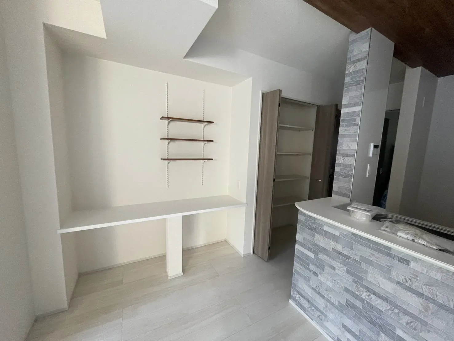 【①号棟収納】高さ調整が行える3段可動棚付き!