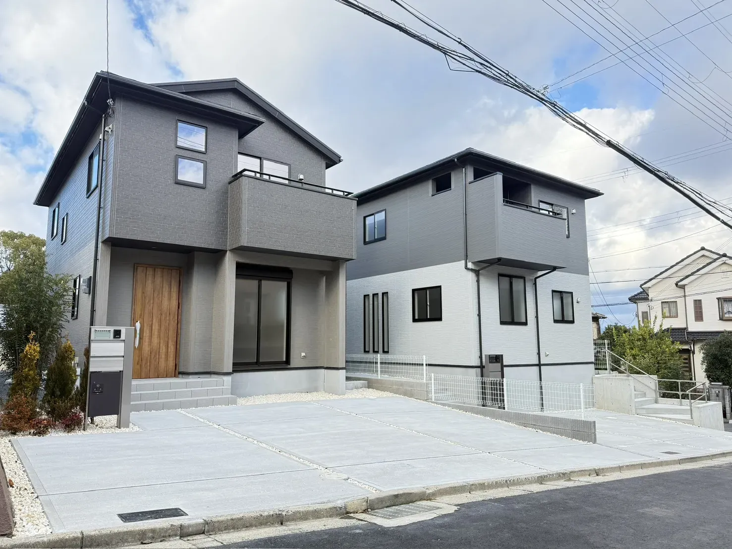 【外観写真】
左から①②号棟