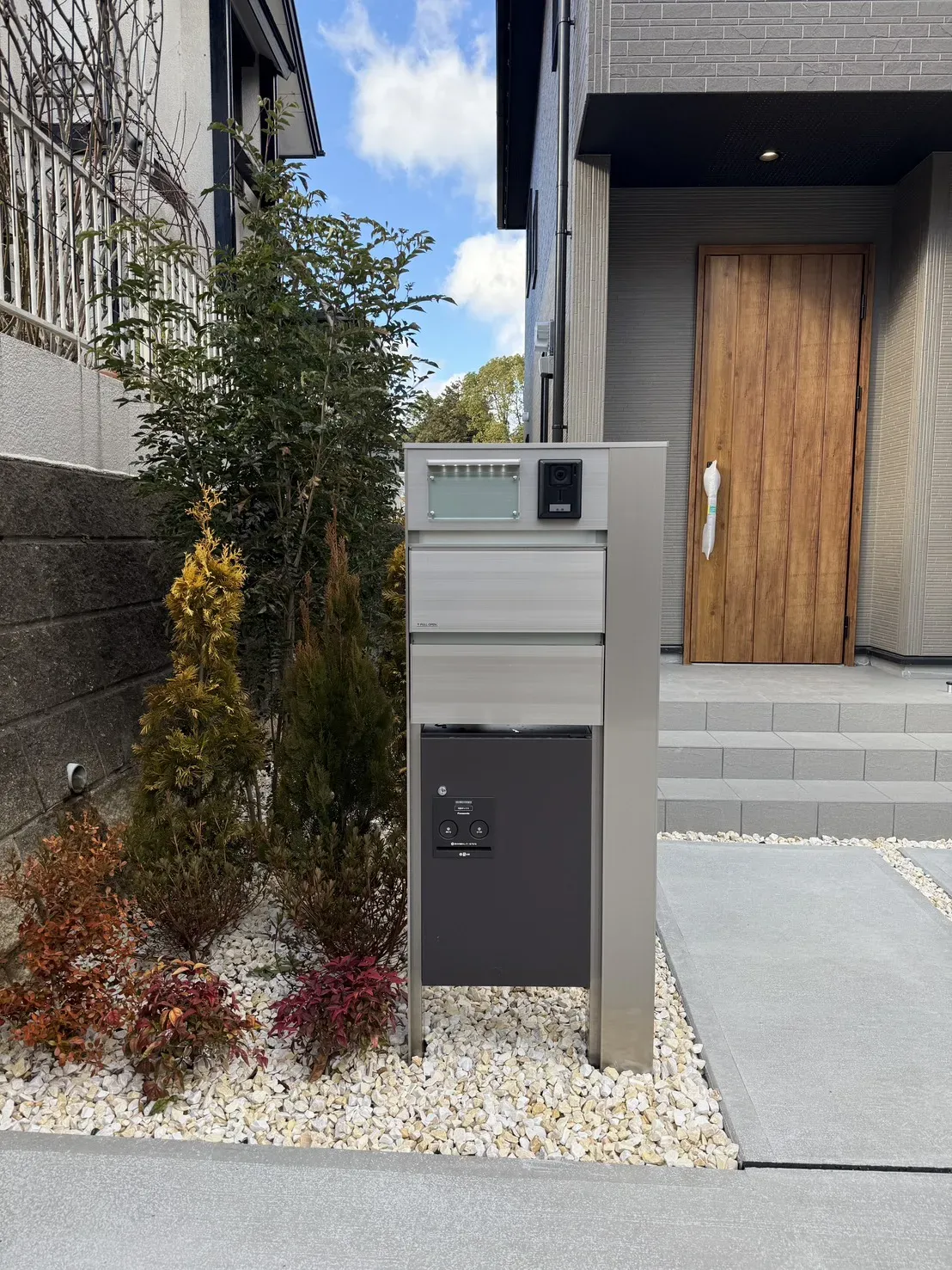 【①号棟玄関ポーチ・ポスト】
宅配ボックス付きのポストで不在時でも安心です