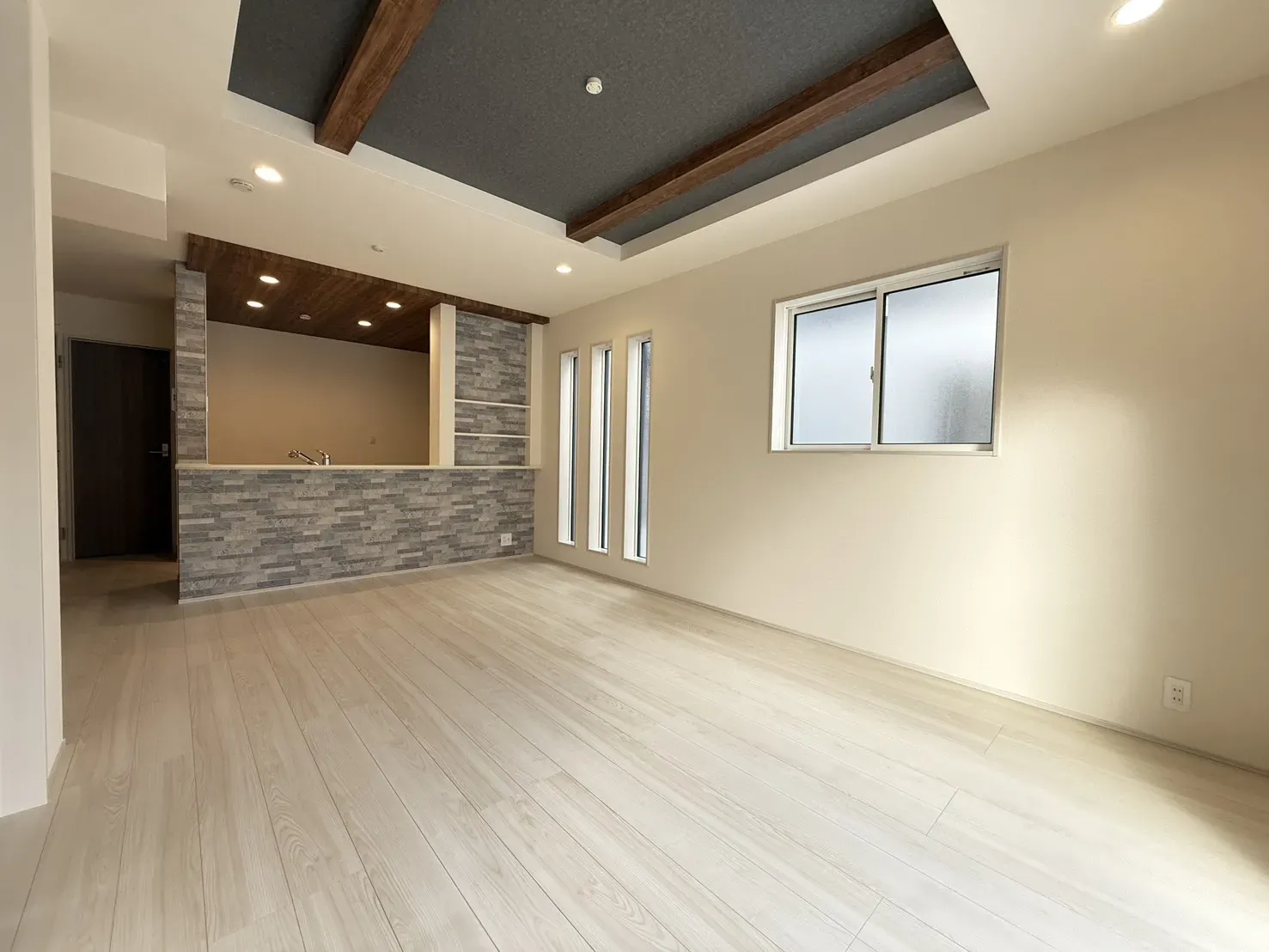 【①号棟LDK15.875帖】
折上天井で開放感とデザイン性アップ