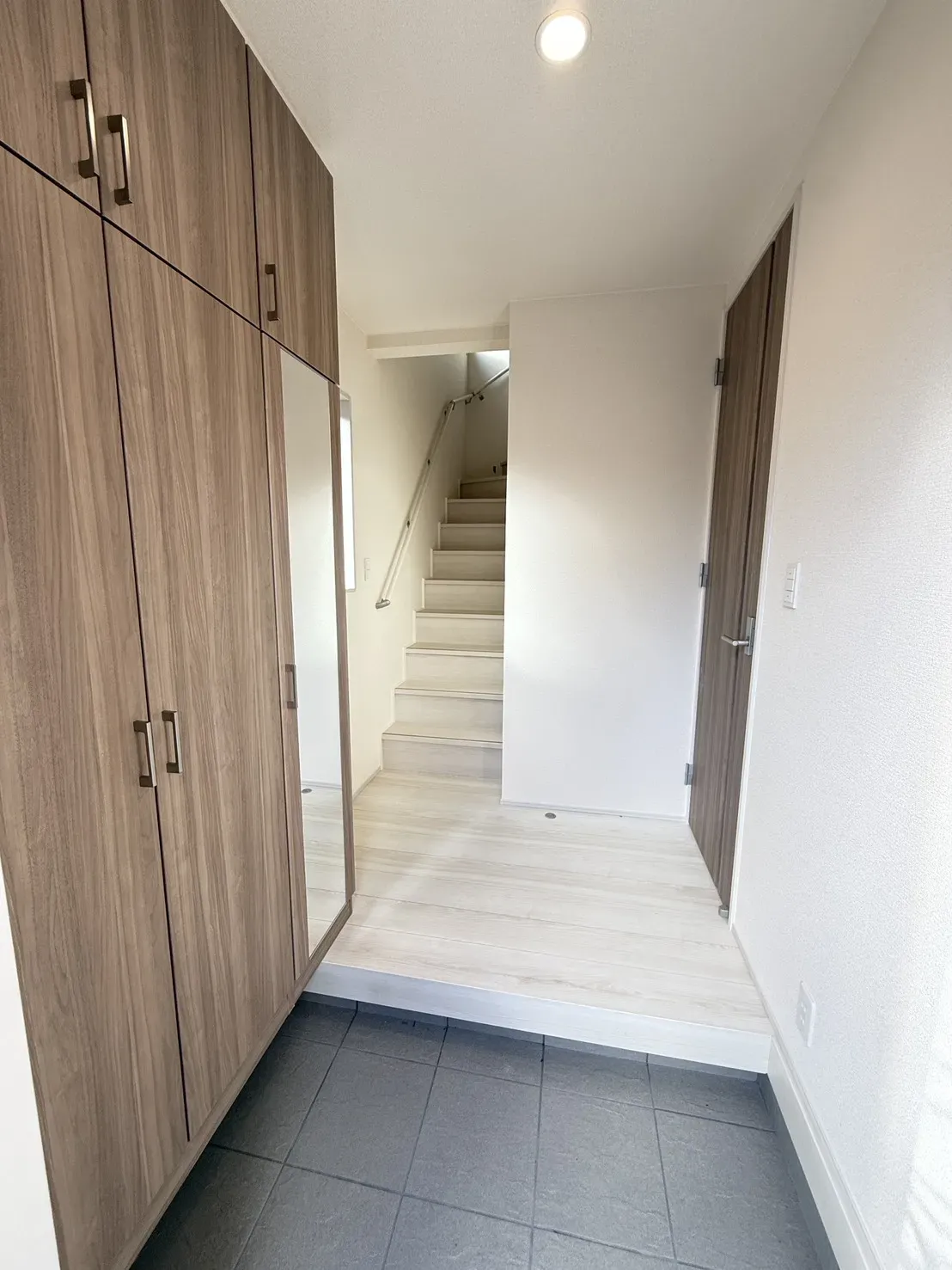 【①号棟玄関】
大容量シューズボックス付き