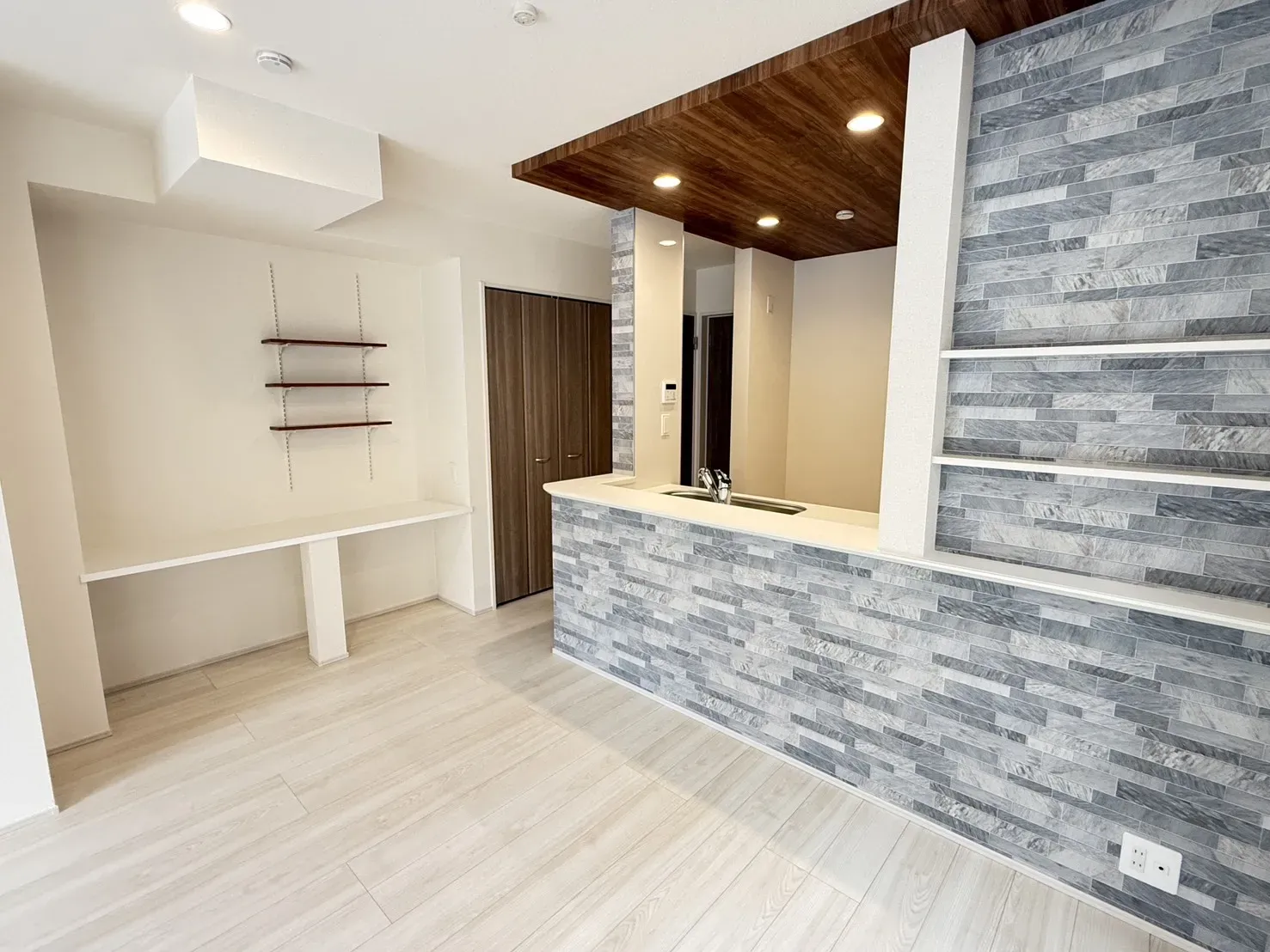 【①号棟ダイニング】
アクセント造作ニッチ・カウンター・可動棚が設置されておりリビングをおしゃれに彩ります!