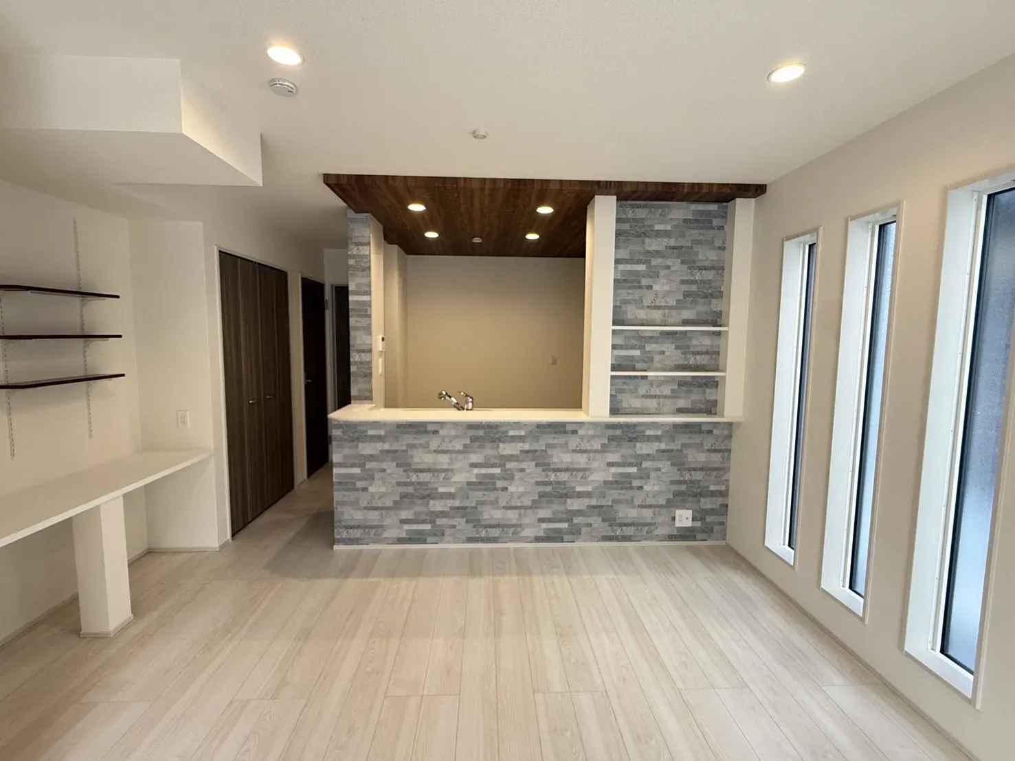 【①号棟ダイニング】
ダイニング横の窓(フィックス)は明り取りになります