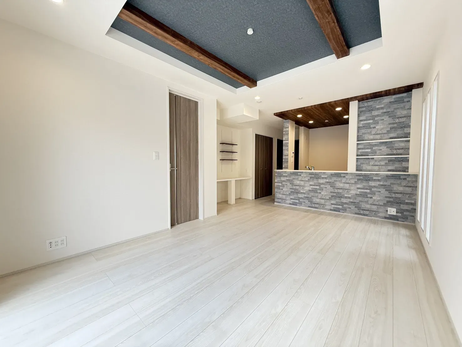 【①号棟LDK】
収納力・デザイン性の高いLDKです