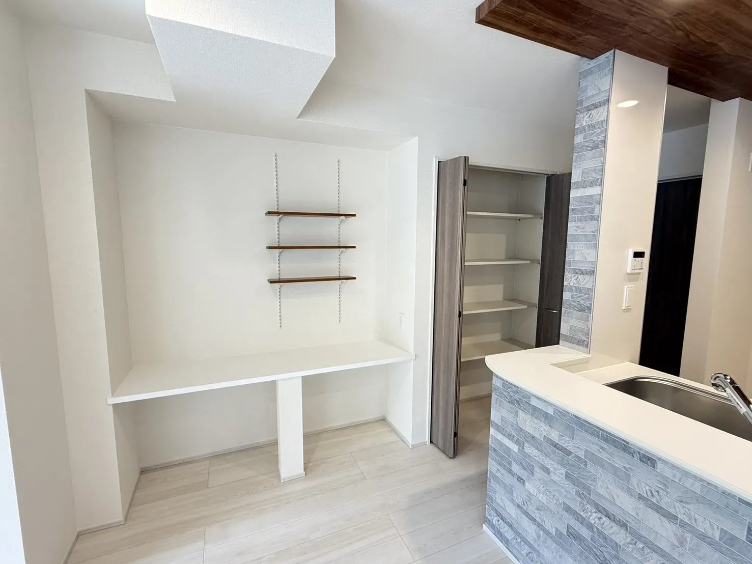 【①号棟LDK収納】
カウンタースペースの横には扉付きの可動棚あり!パントリーとして利用できます