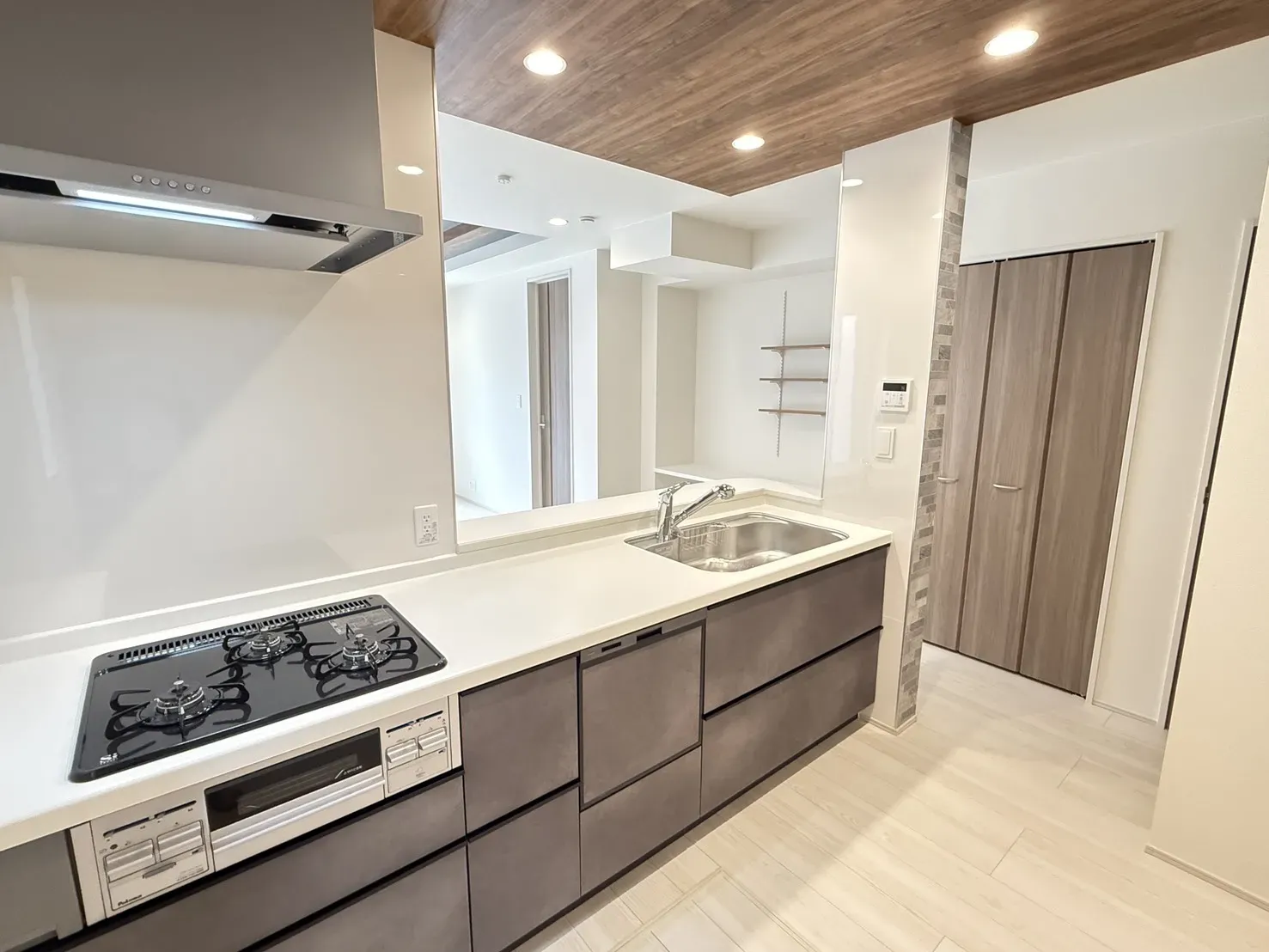 【①号棟キッチン】
対面式のキッチンは家族との会話をしながら料理できます
コンロ前にはパネル付きの壁があり安心!