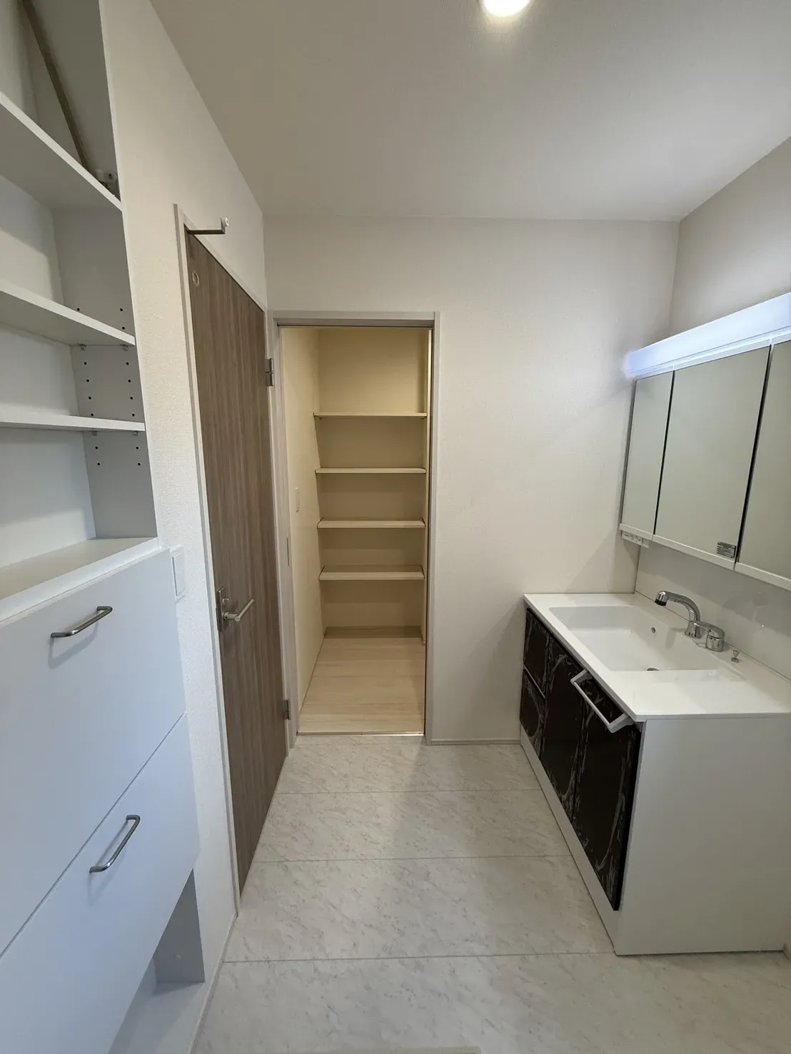 【①号棟洗面所】
収納力豊富な洗面所です。
壁付けサニタリー収納・奥行きのある収納スペースがあります!