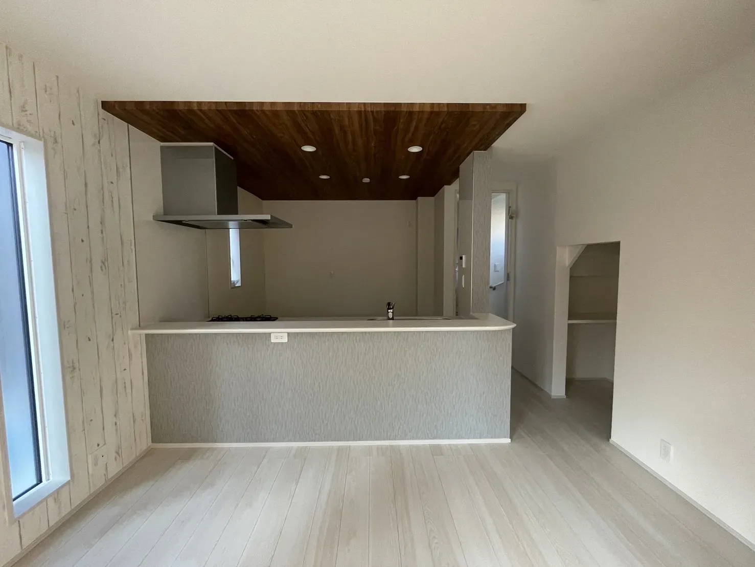 【②号棟キッチン】料理中もご家族との会話を楽しむことができるフルオープン対面キッチン!