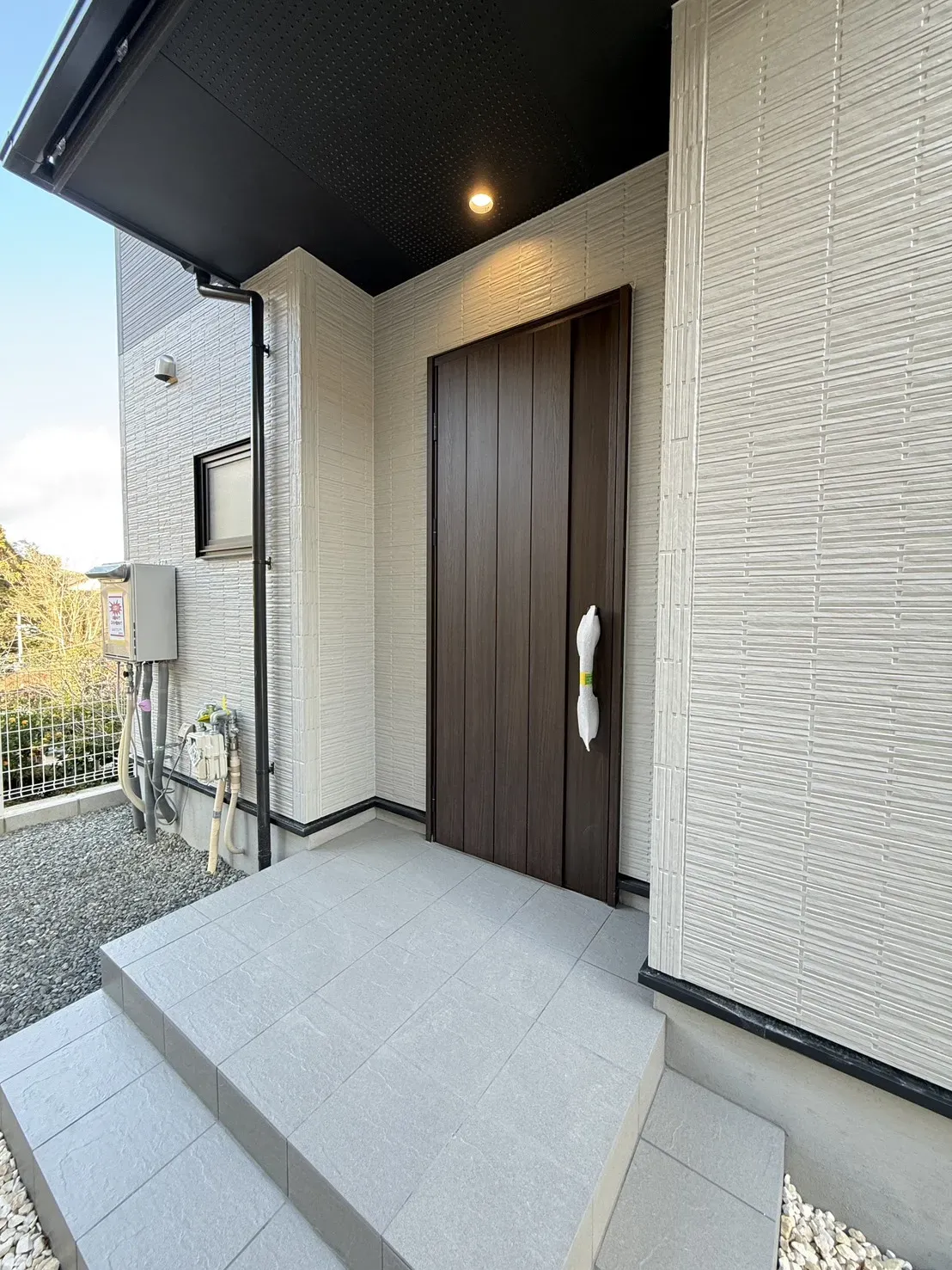 【玄関ポーチ】