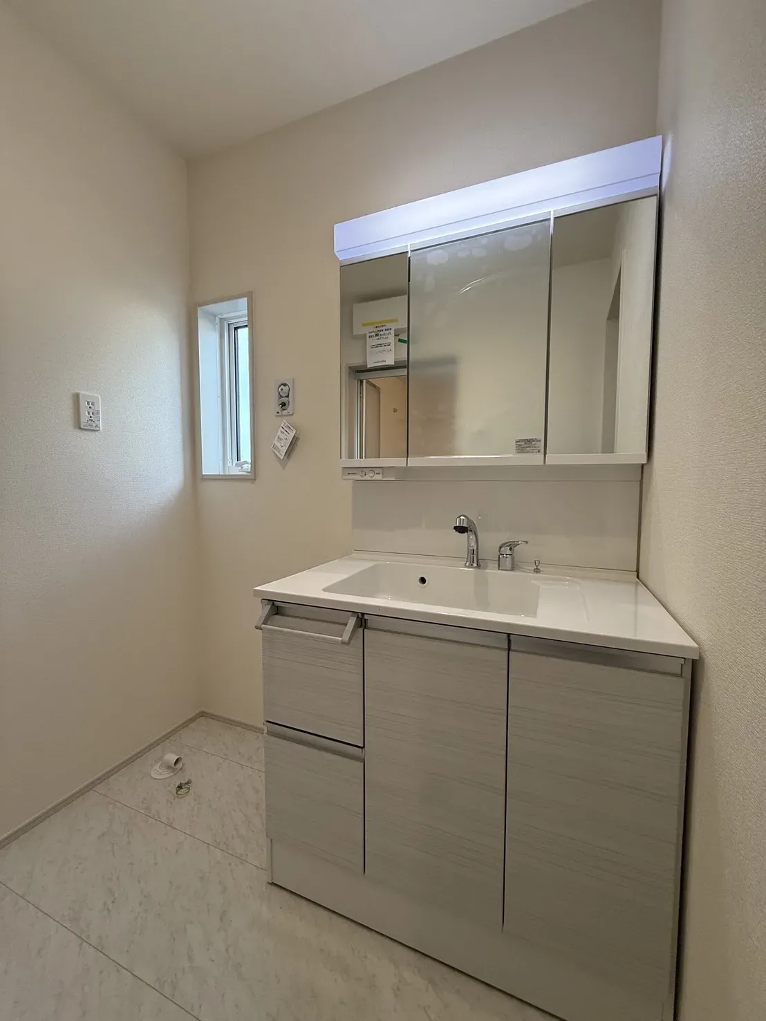 【洗面所】
三面鏡の洗面台は収納力も高いです!鏡の中も収納です。
ワイド900で広々