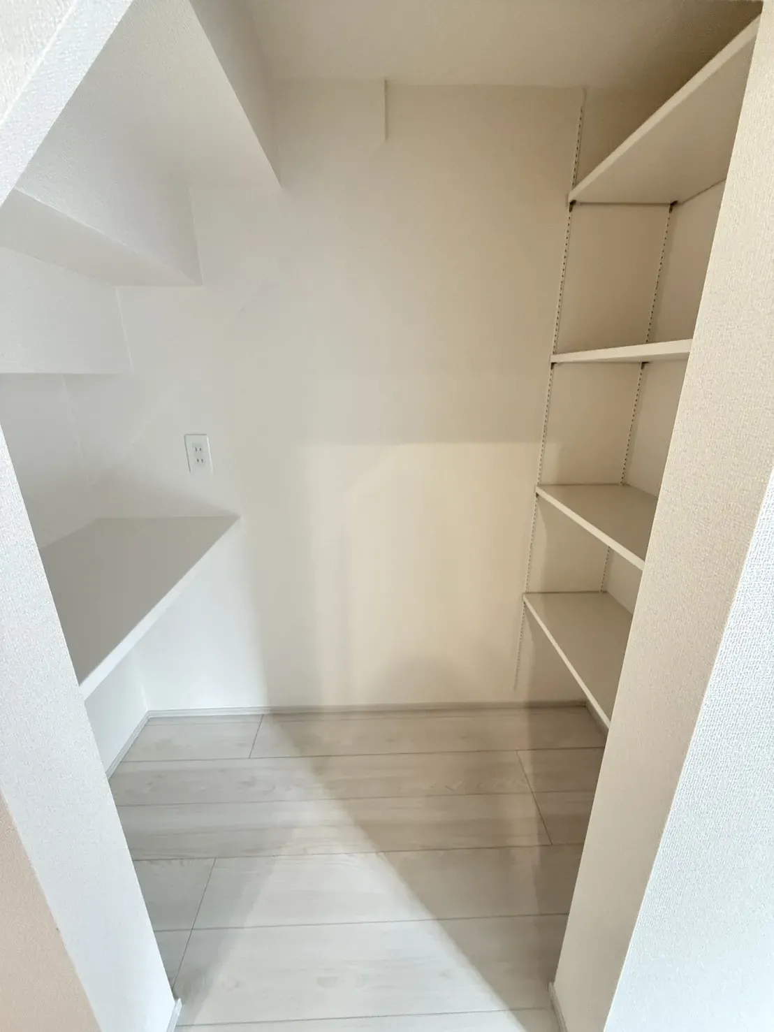 【キッチン横収納】
可動棚・カウンターがありパントリーとして活躍します