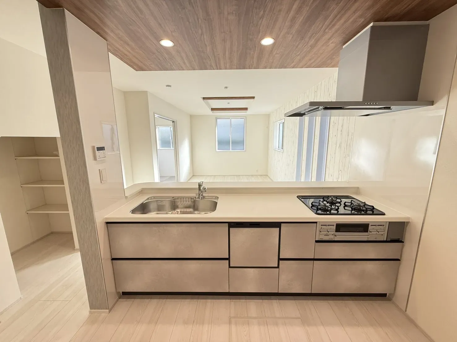 【キッチン】
フルオープンキッチンでお部屋全体を見渡せます!