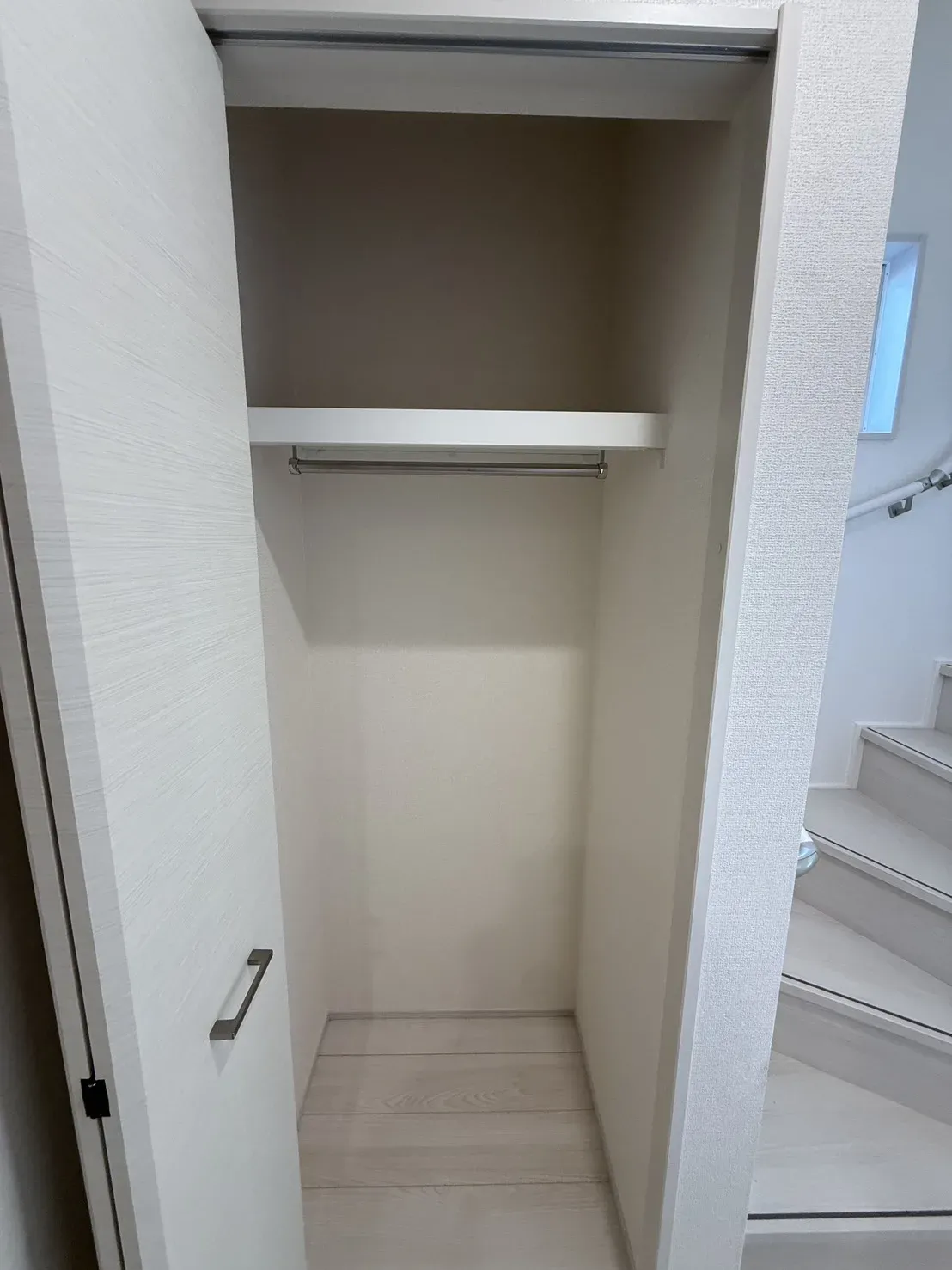 【玄関収納】
トイレ横スペースに扉付きのクローゼットあり!外出時のコートなどを収納可能