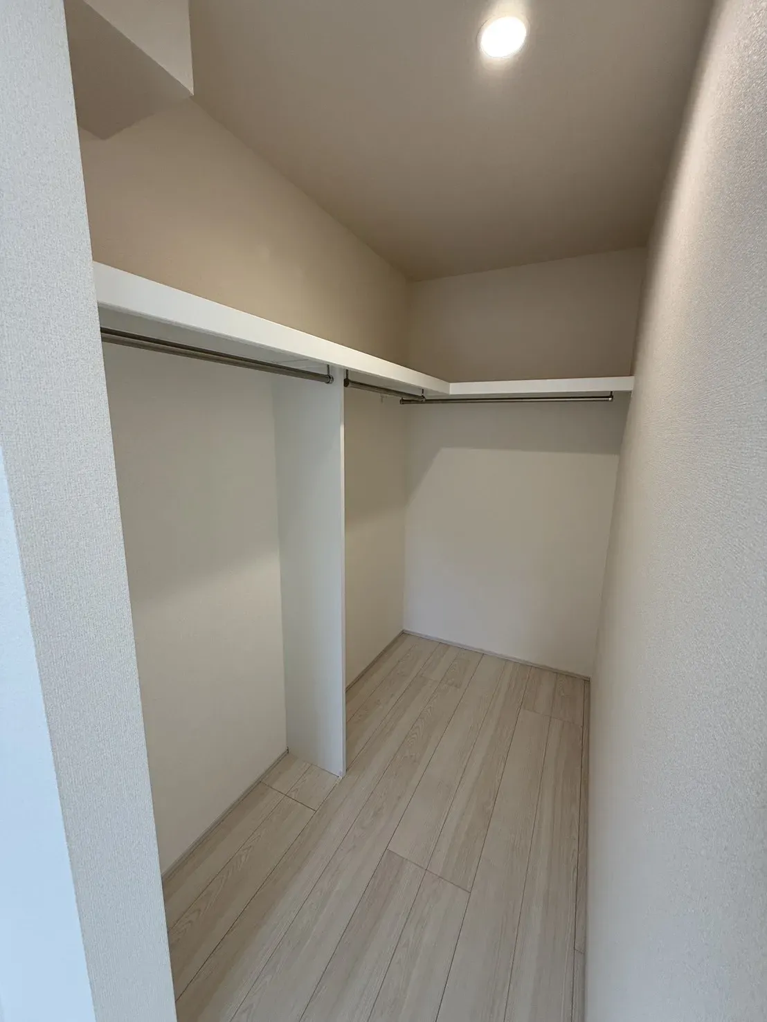 【ウォークインクローゼット】
6.75帖のお部屋に備え付けられた奥行きある収納