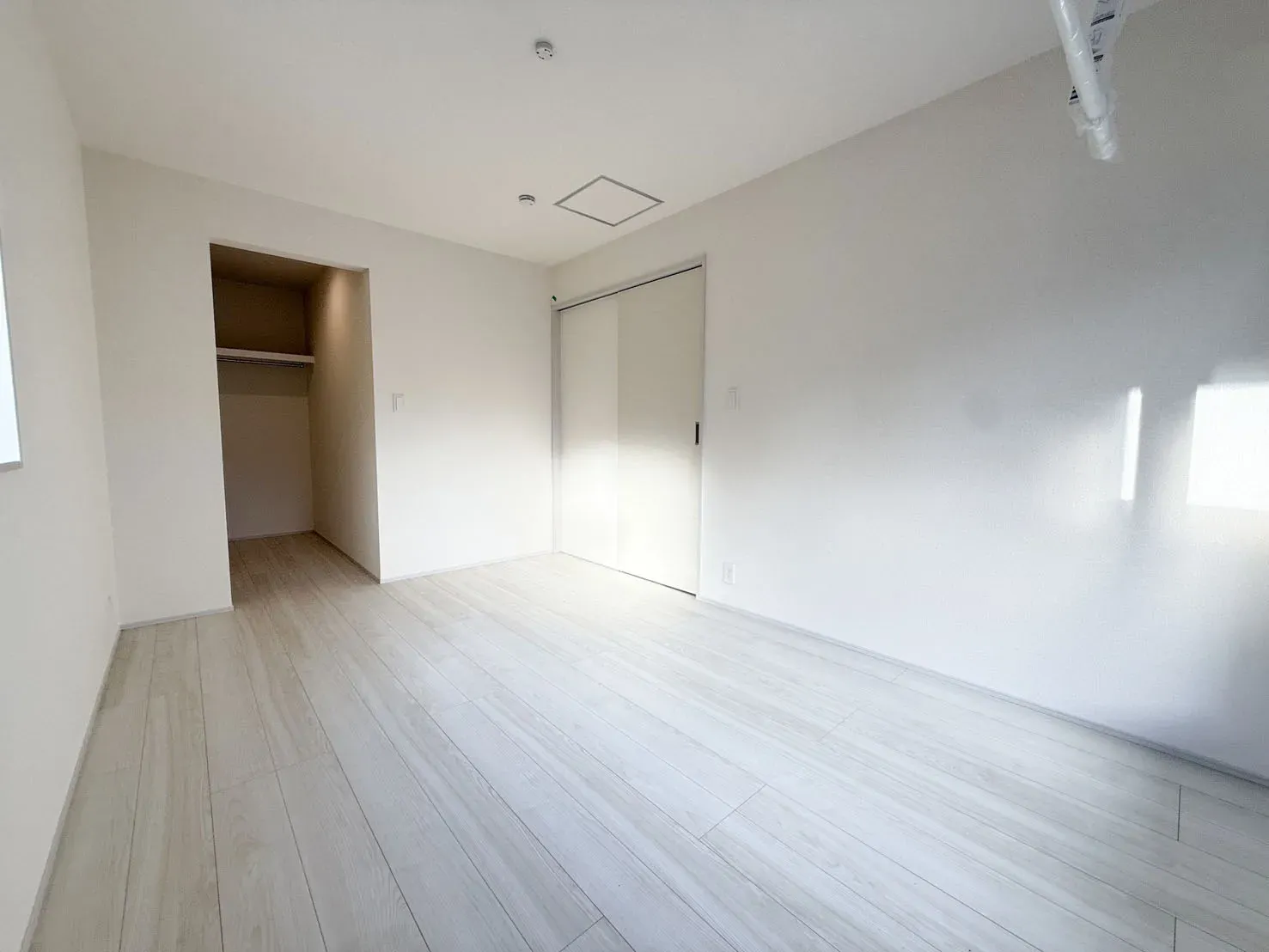 【6.75帖洋室】
たっぷり収納できるウォークインクローゼット付き!