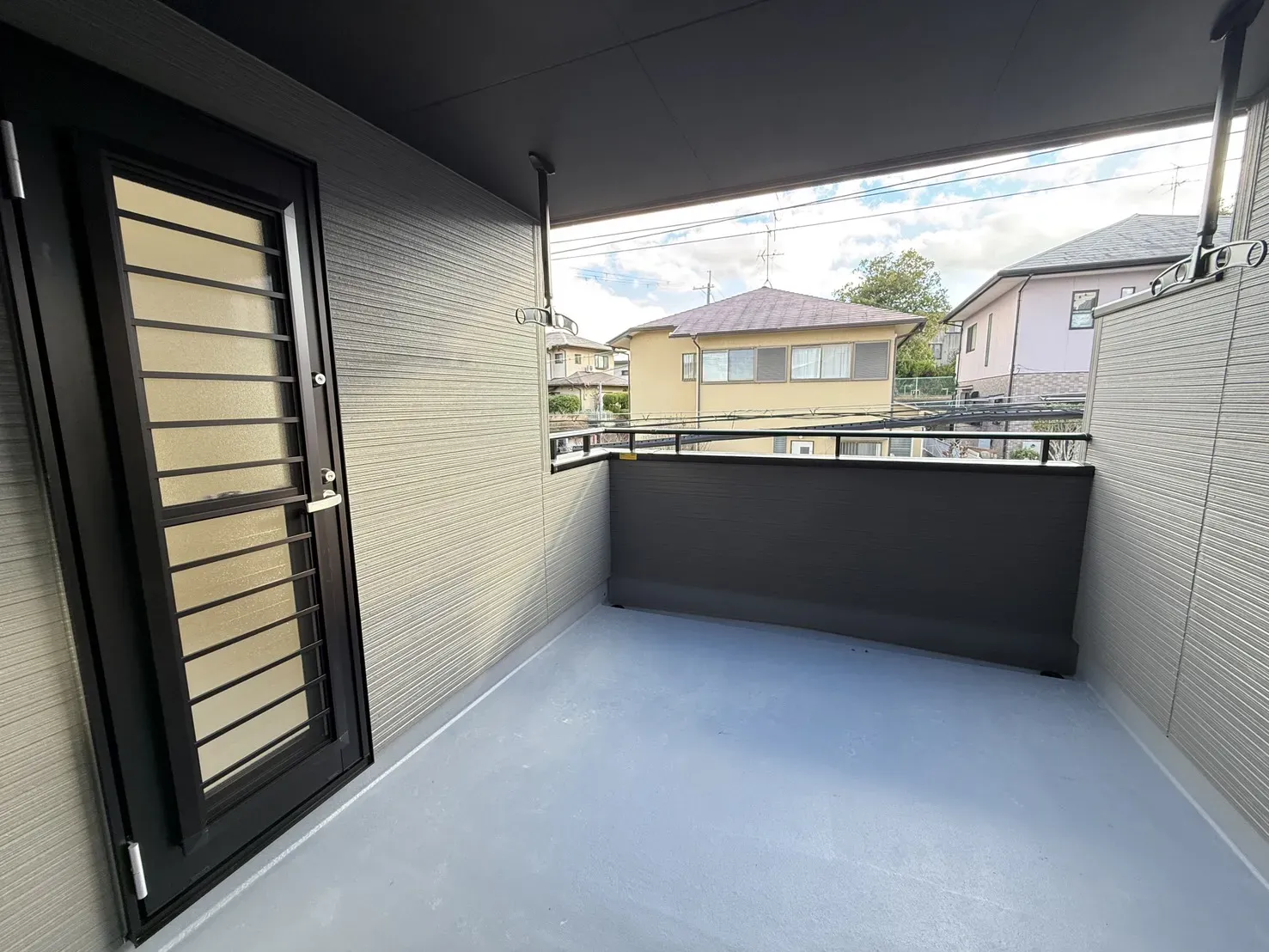 【②号棟バルコニー】
広々としたインナーバルコニーは洗濯物の多い家庭でも安心です!ベンチなどを置いてお気に入りのスペースとしても!