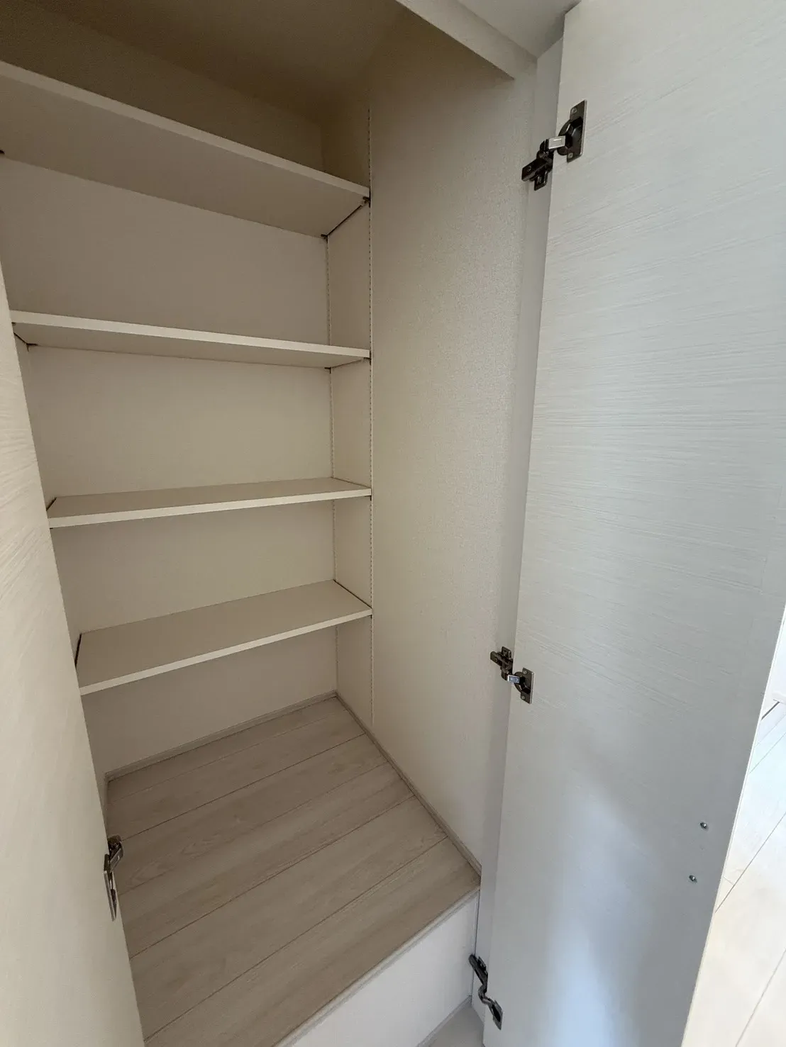 【廊下収納】
2階廊下に備え付けられた収納はストックや掃除用具の収納に便利です