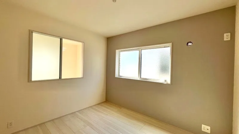 吹抜隣接　洋室　5.25畳　南側の窓を開ければ、リビング吹抜となります!