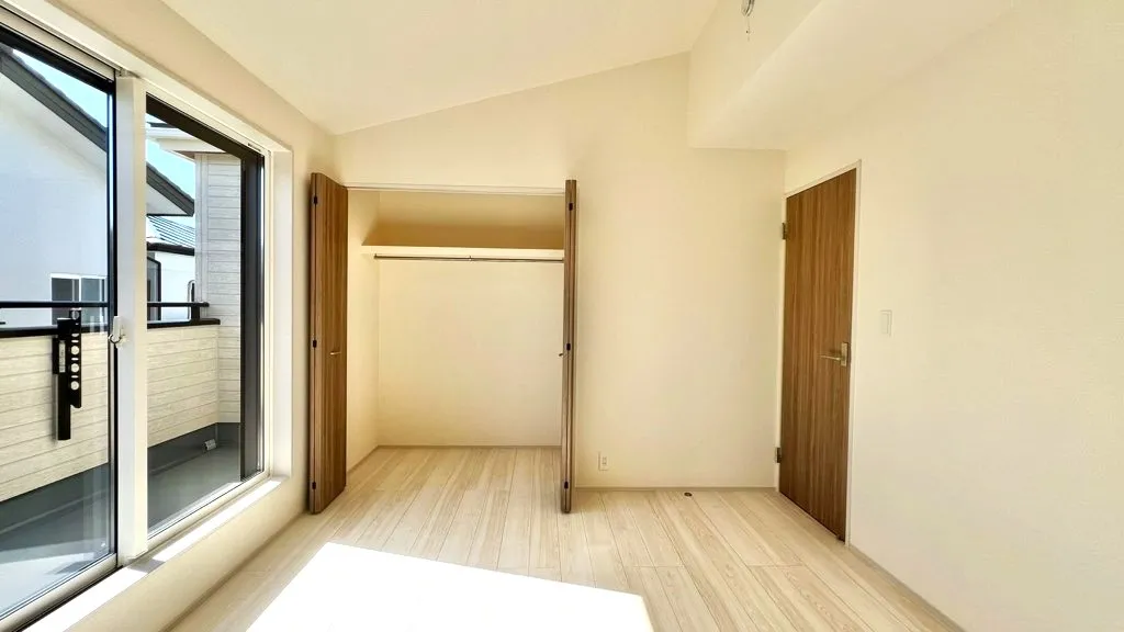 洋室7畳+勾配天井①!　2階は常に日あたりも良く、天井が高いことで、空間が広く開放感がございます!