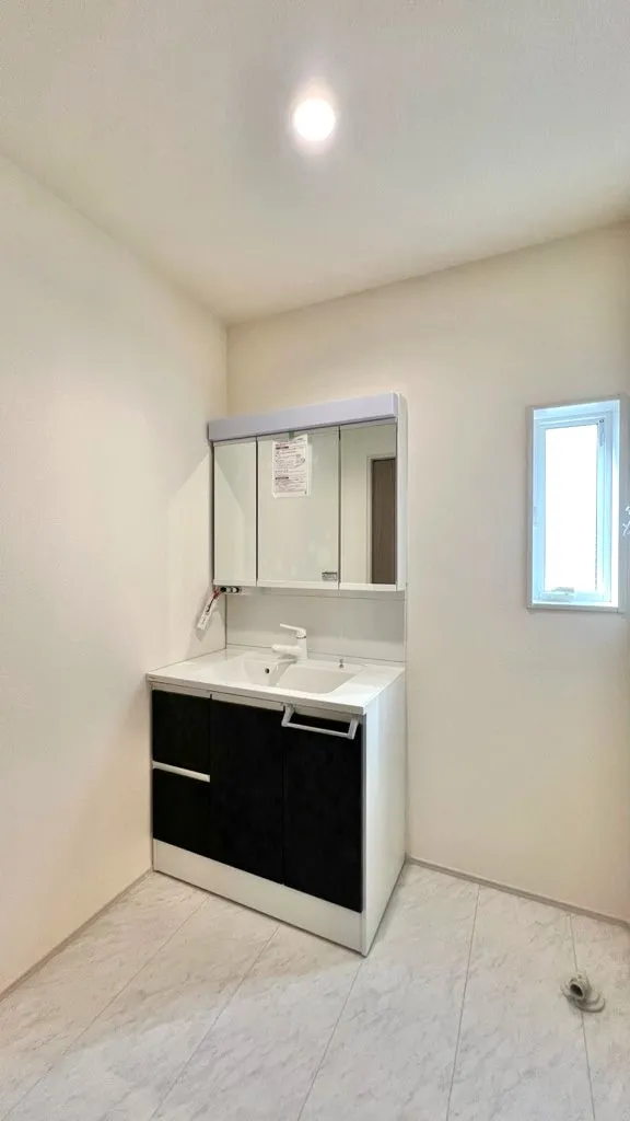 洗面台　900㎜の広い洗面台です!三面鏡内にも収納がございます!