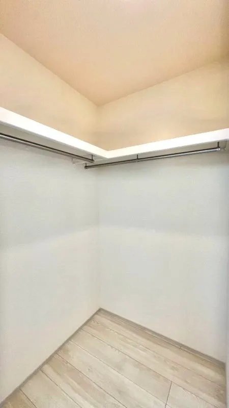 北側5.25畳　WIC　ロングコートやスーツなども、楽々収納♪