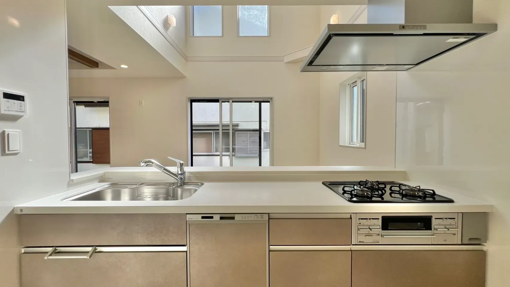 オープンキッチンですので、台所作業中でもリビングを見渡せます♪小さなお子様の様子を見ながらお料理の準備が可能です♪