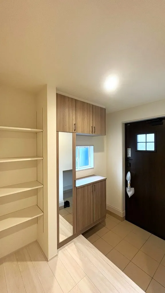 玄関には、40足以上収納できるシューズクロークと4段可動棚を設置致しました。何かと荷物がたまる玄関先には、ぴったりなプランです!