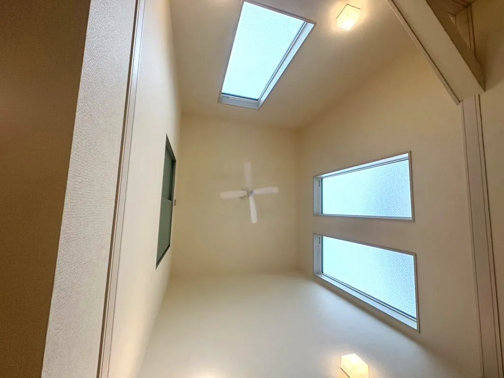 リビング吹抜を下から撮影致しました!明かりとりの大きい窓が3か所あり、明るい日差しを取り込みます♪