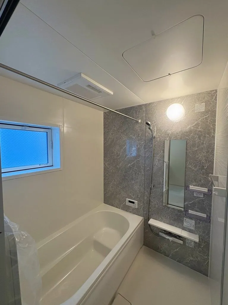 1坪タイプのバスルーム!保温浴槽を採用しておりますので、なかなかお湯の温度が下がらないので、冬場は助かります♪