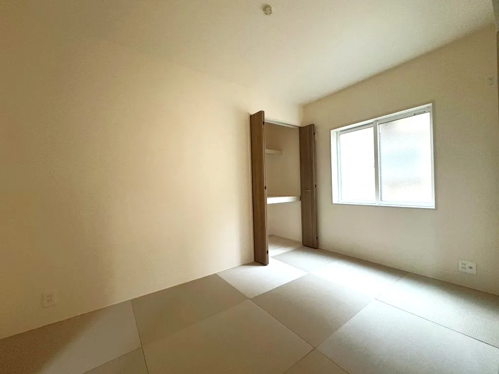 リビングに隣接している和室は、とても便利です!お子様のお昼寝に重宝します。来客時には客間としてお使い下さい♪